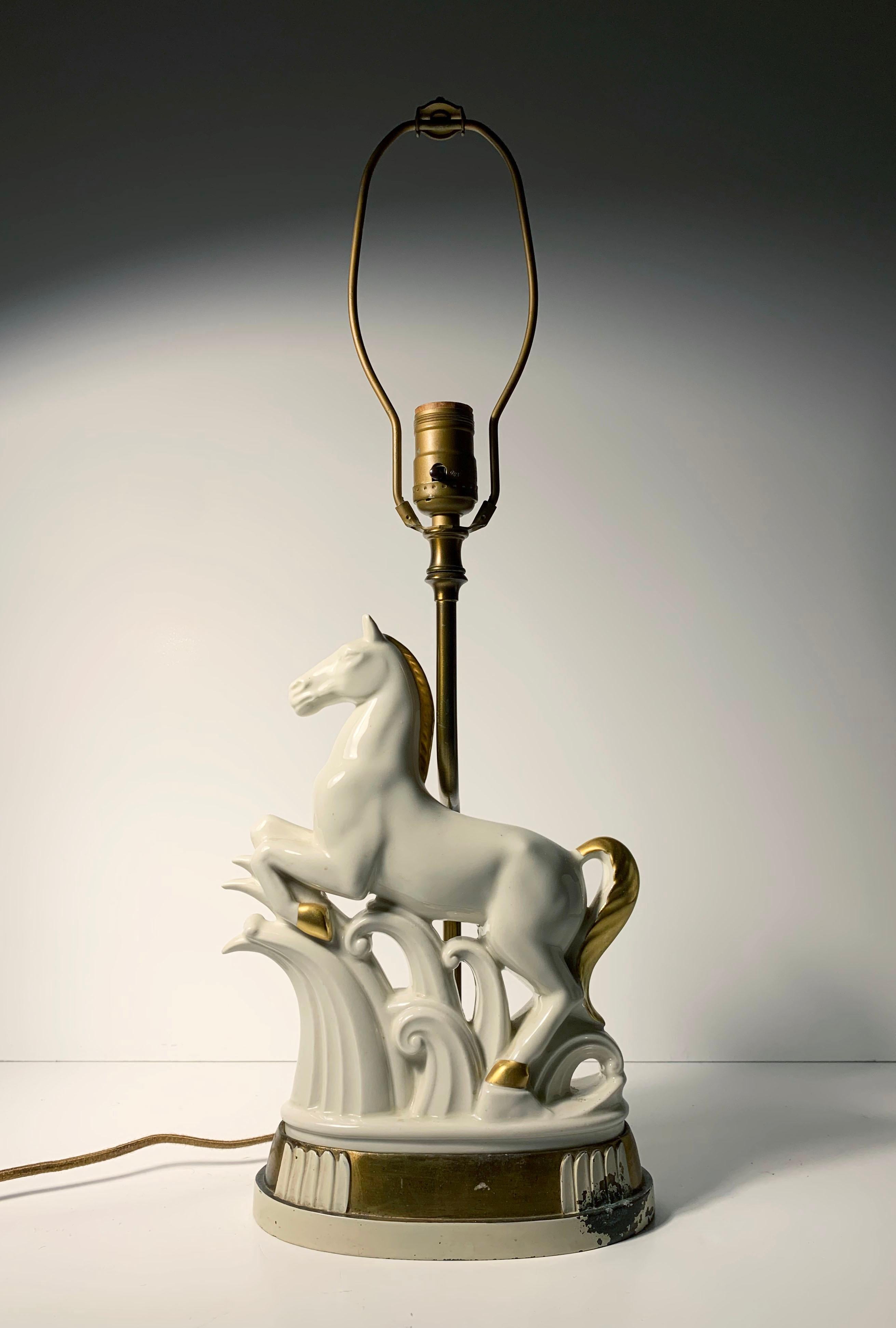 Art déco Lampe de sculpture de cheval en porcelaine Art Déco en vente