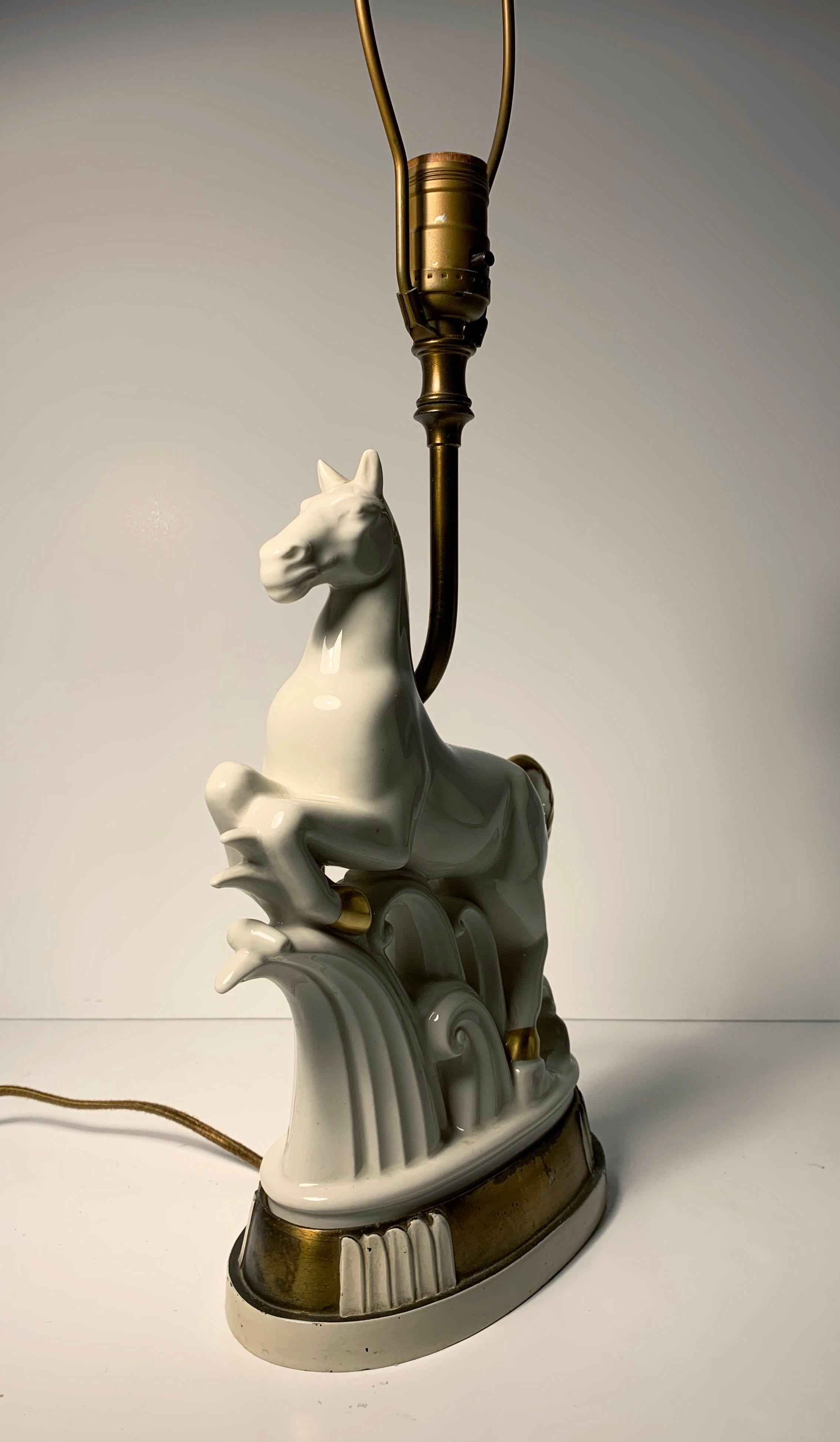 Porzellan-Pferd-Skulptur-Lampe, Art déco (20. Jahrhundert) im Angebot