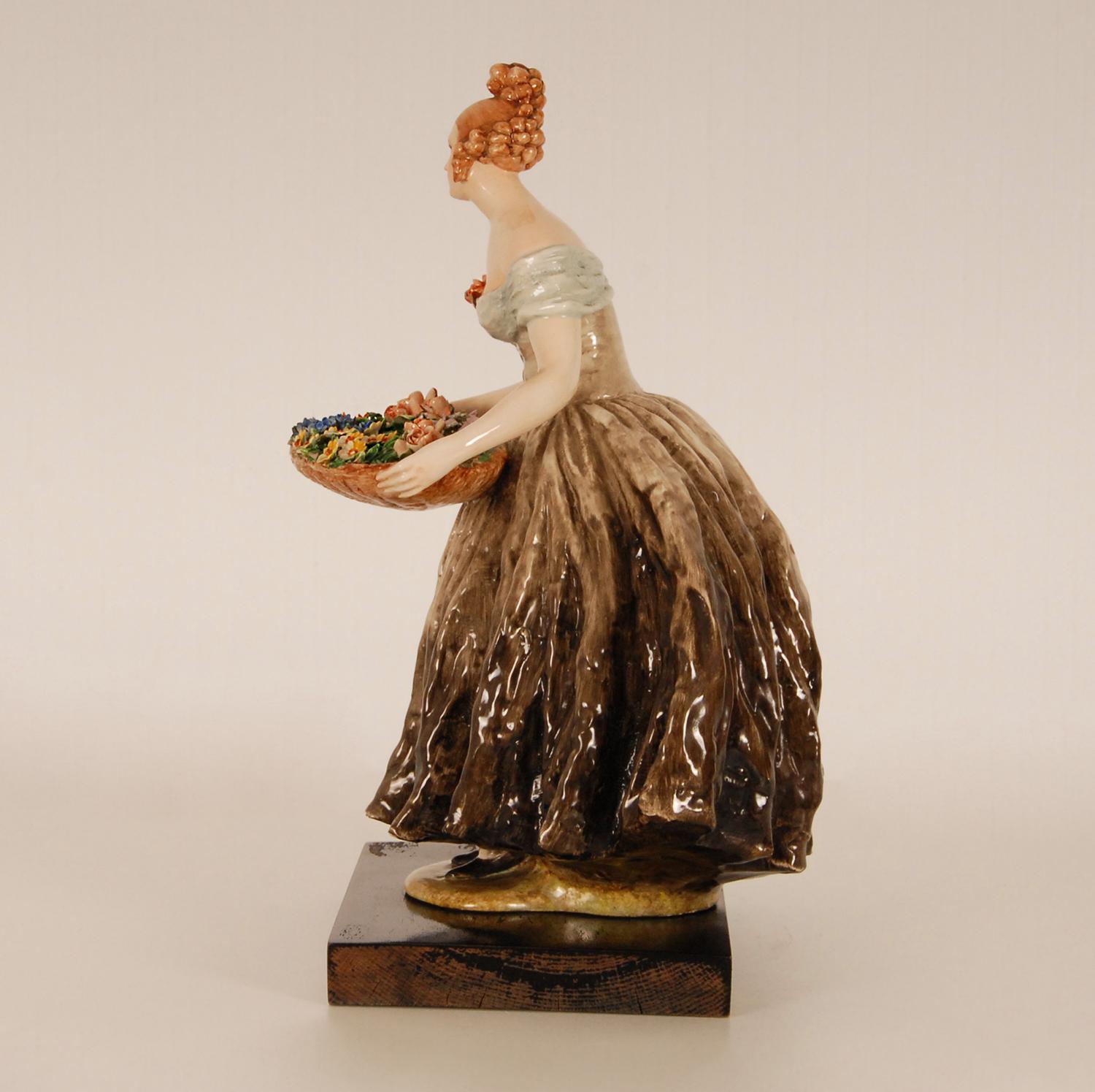 20th Century Art Deco Italian Ceramic Lady Figurine Guido Cacciapuoti Cris de Paris Porcelain For Sale