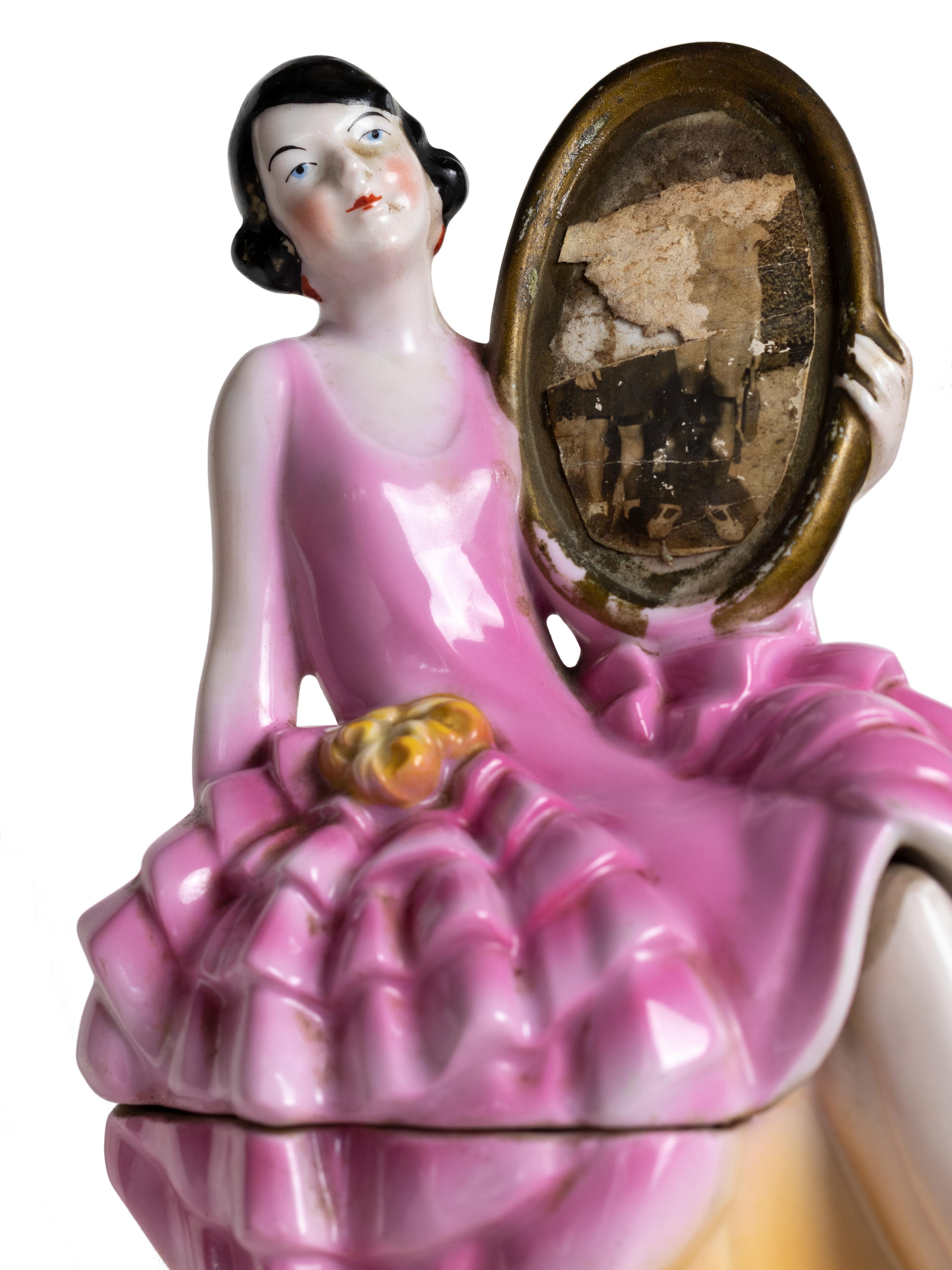 Porcelaine Boîte à poudre Art déco avec femme et miroir, années 1930 en vente