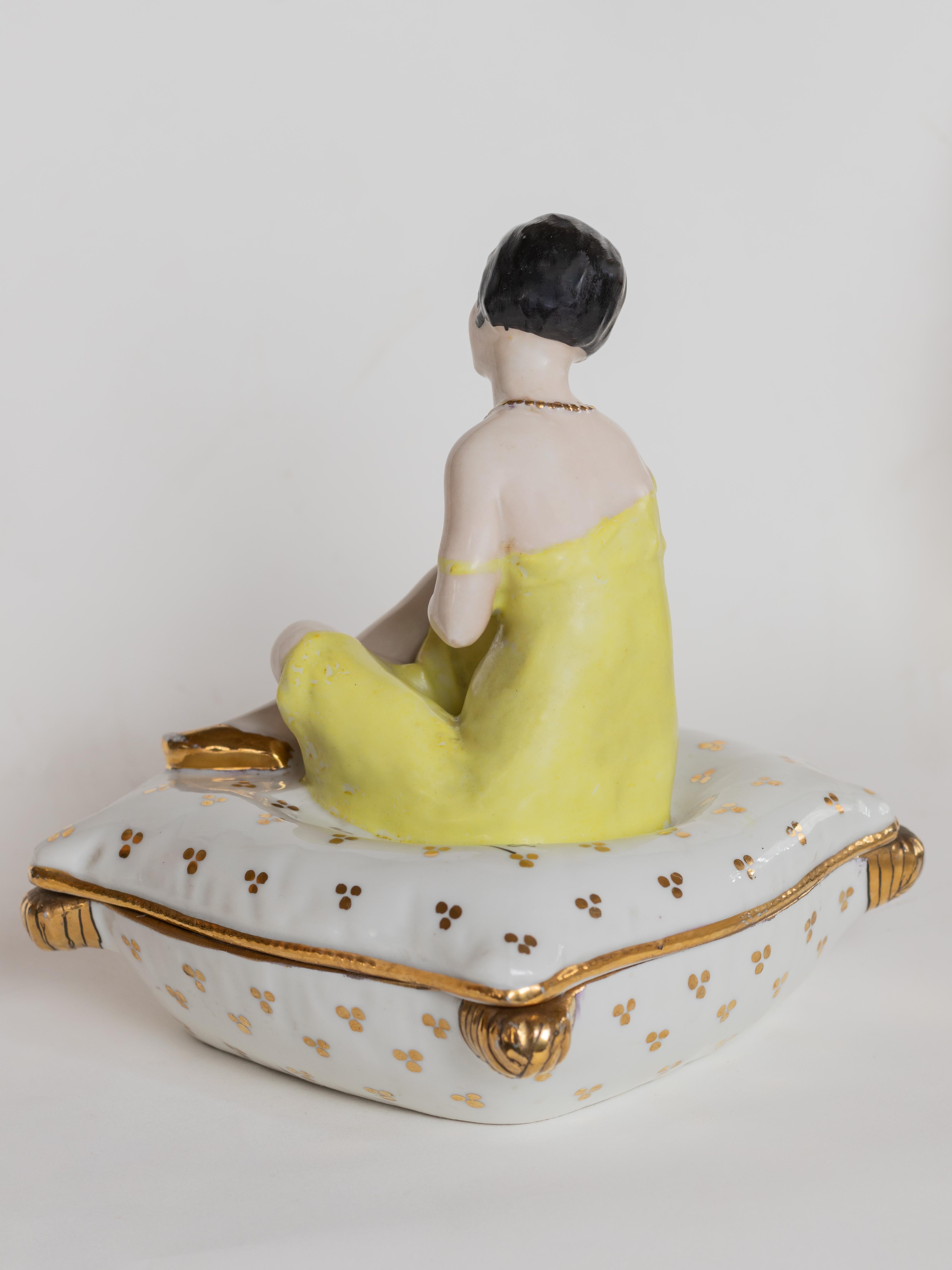 Art Deco Porzellan-Pulver-Schmuckkästchen mit Dame von Kosso, Deutschland, 20. (Glasiert) im Angebot