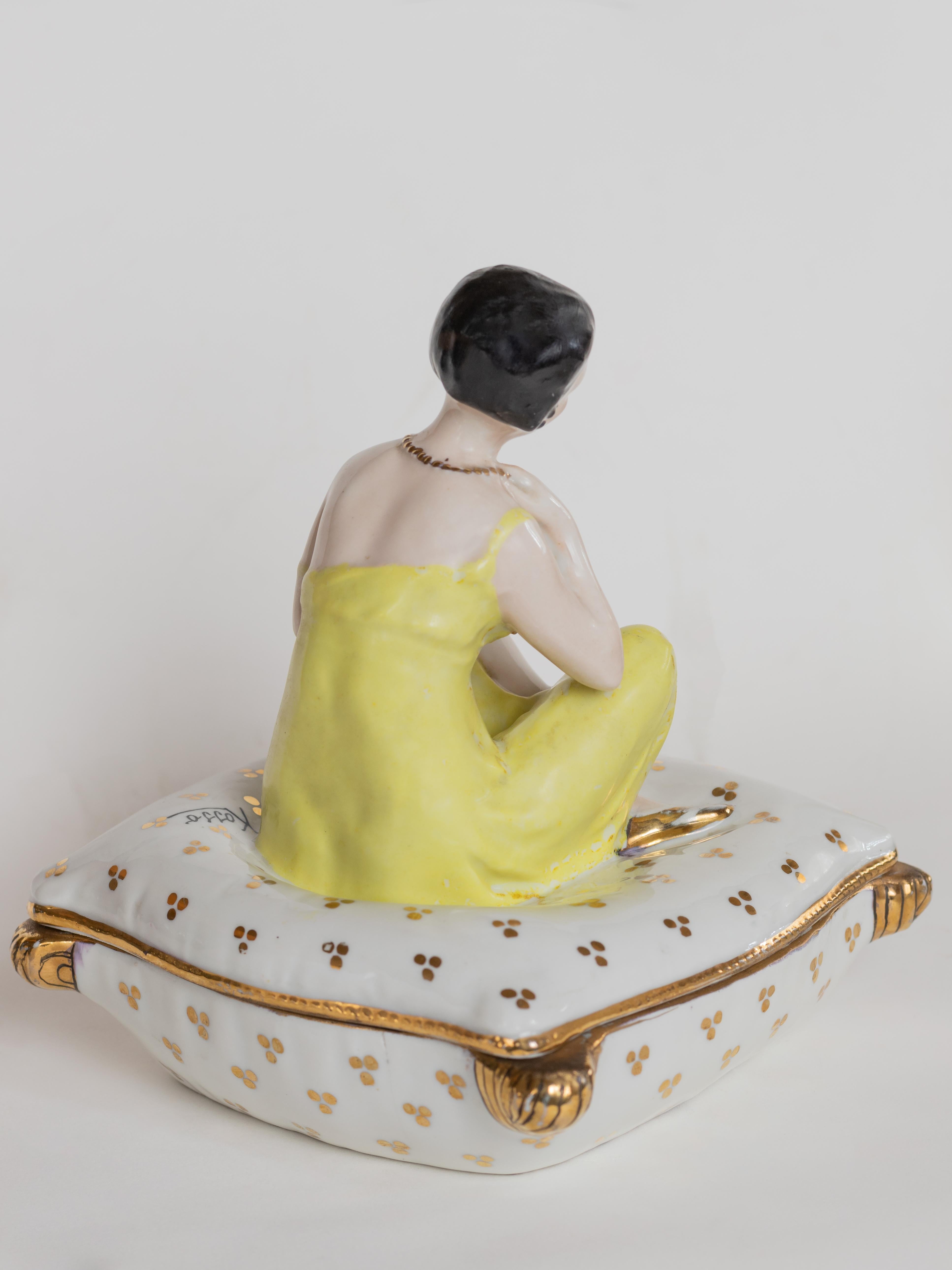 Art Deco Porzellan-Pulver-Schmuckkästchen mit Dame von Kosso, Deutschland, 20. im Zustand „Gut“ im Angebot in Lisbon, PT