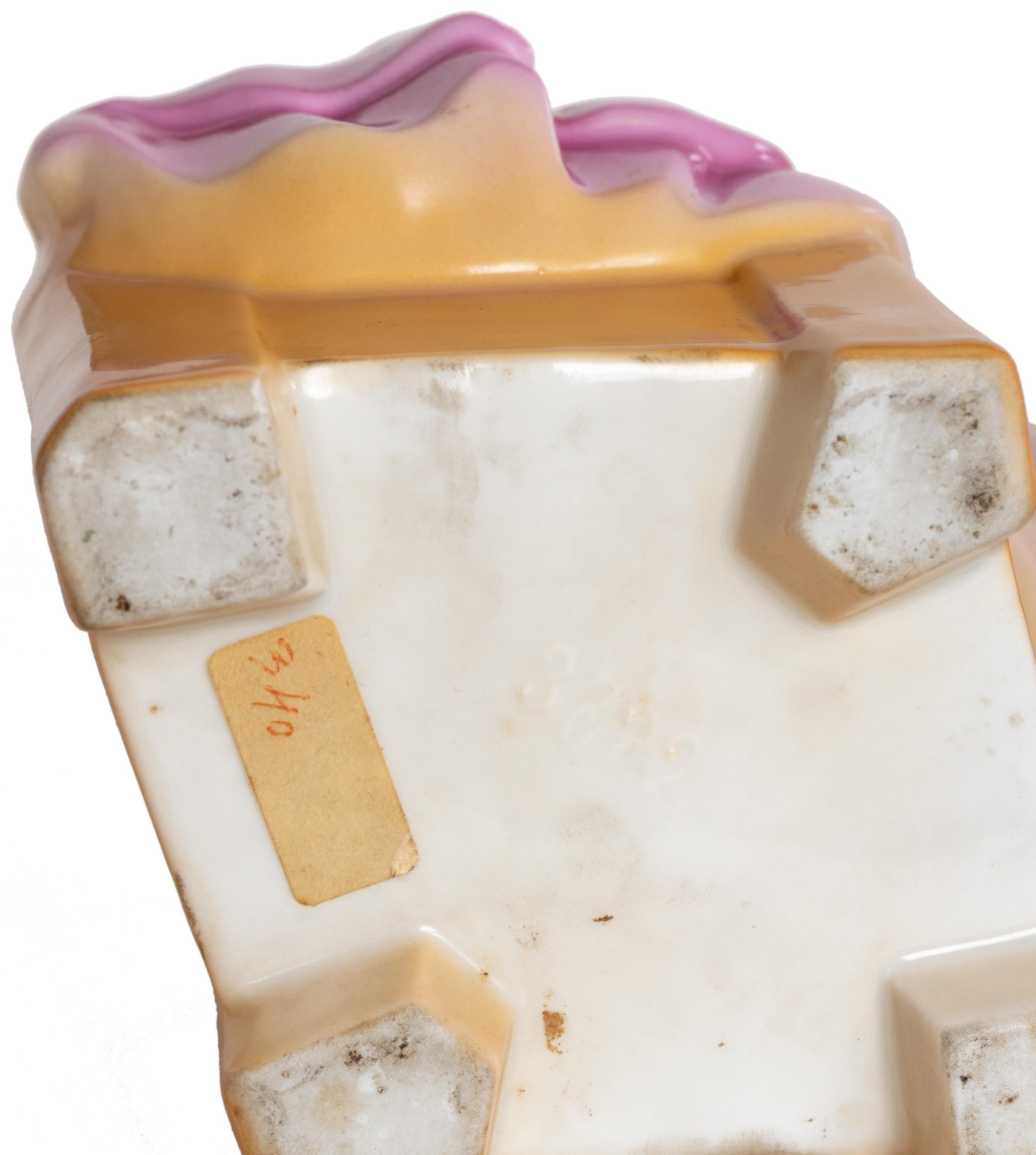 Boîte à bijoux à poudre en porcelaine Art déco avec femme, années 1930 en vente 6