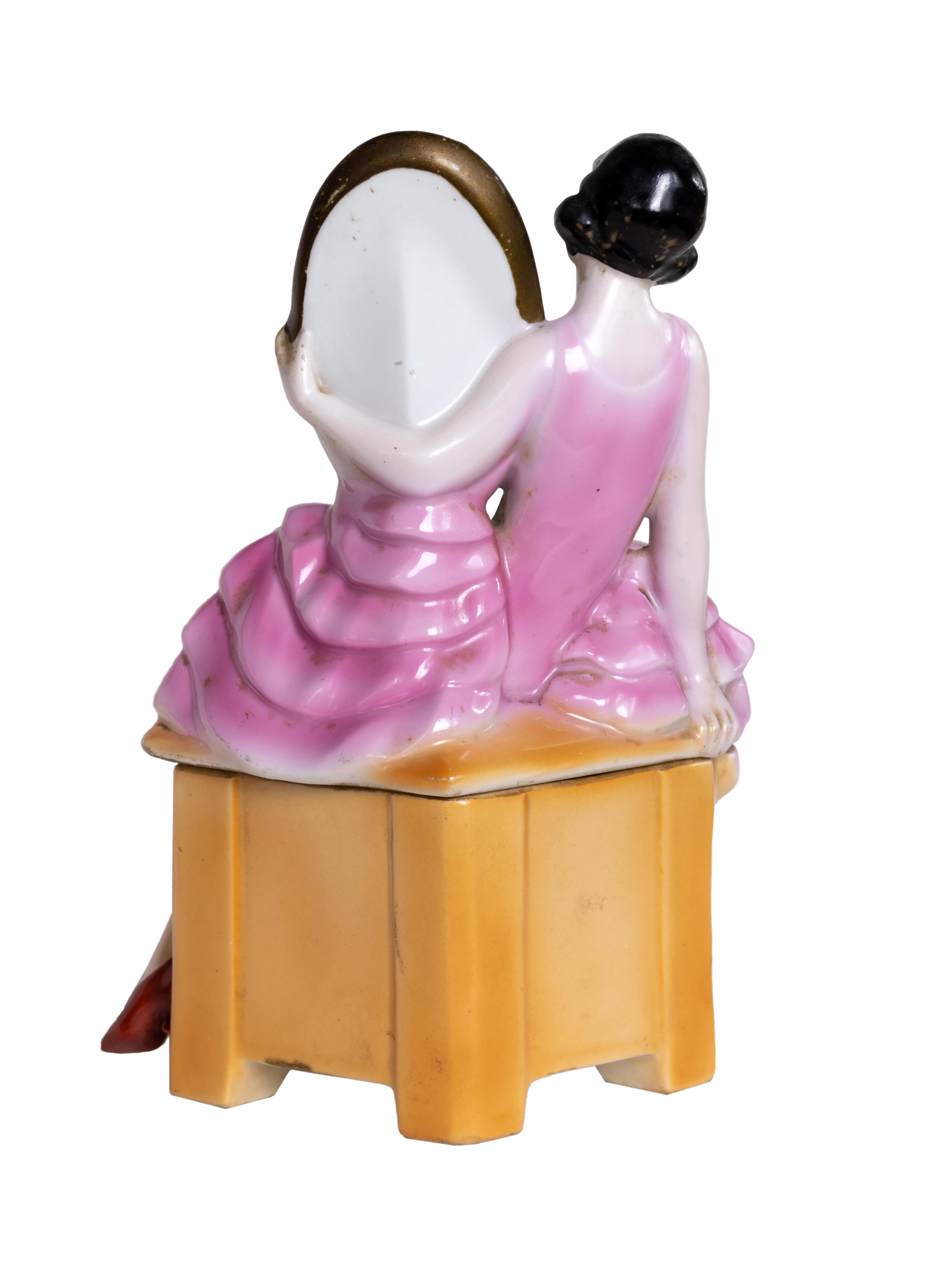 Allemand Boîte à bijoux à poudre en porcelaine Art déco avec femme, années 1930 en vente