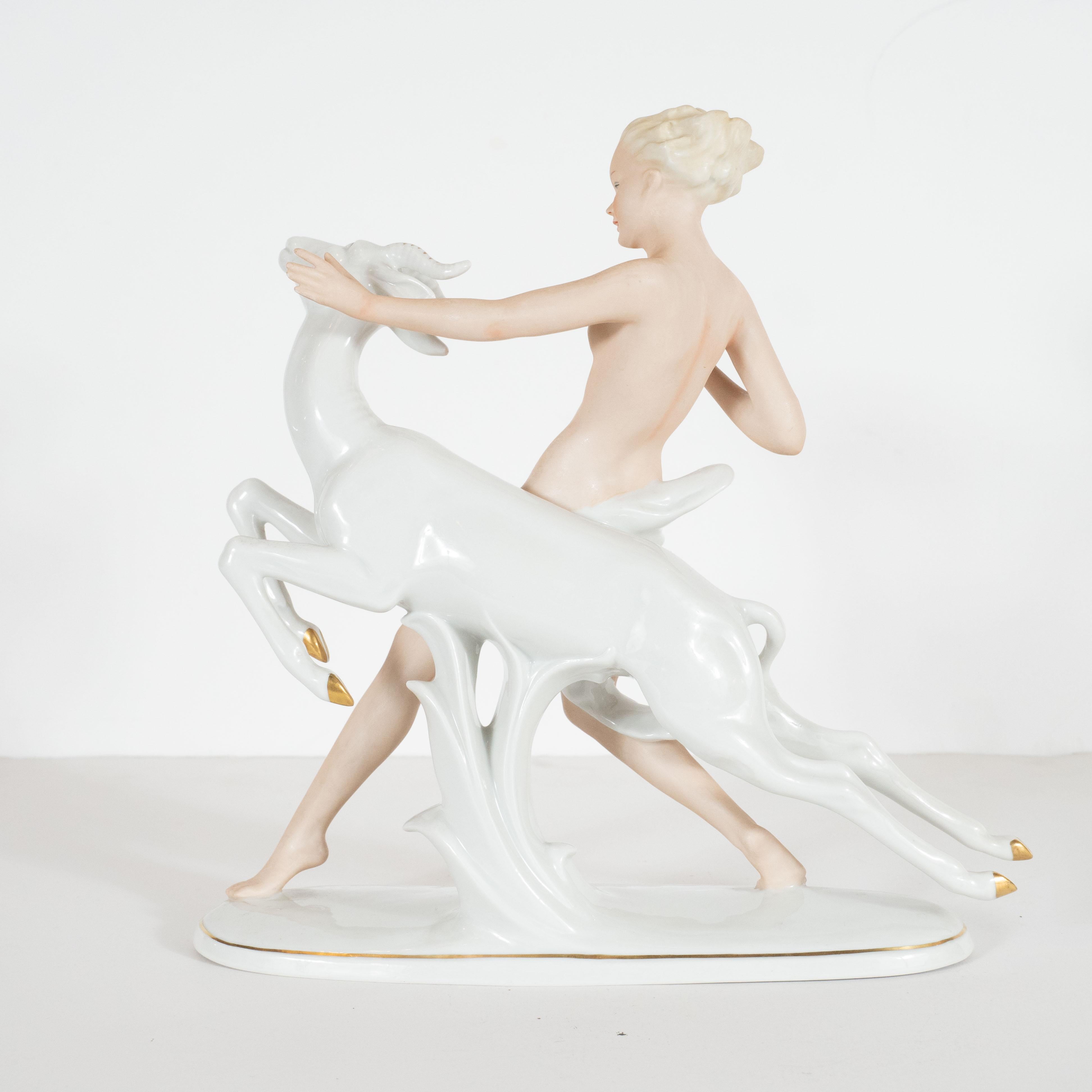 Art-Déco-Porzellanstatue einer weiblichen Figur mit Leder-Ibex von Wallendorfer (Mitte des 20. Jahrhunderts) im Angebot