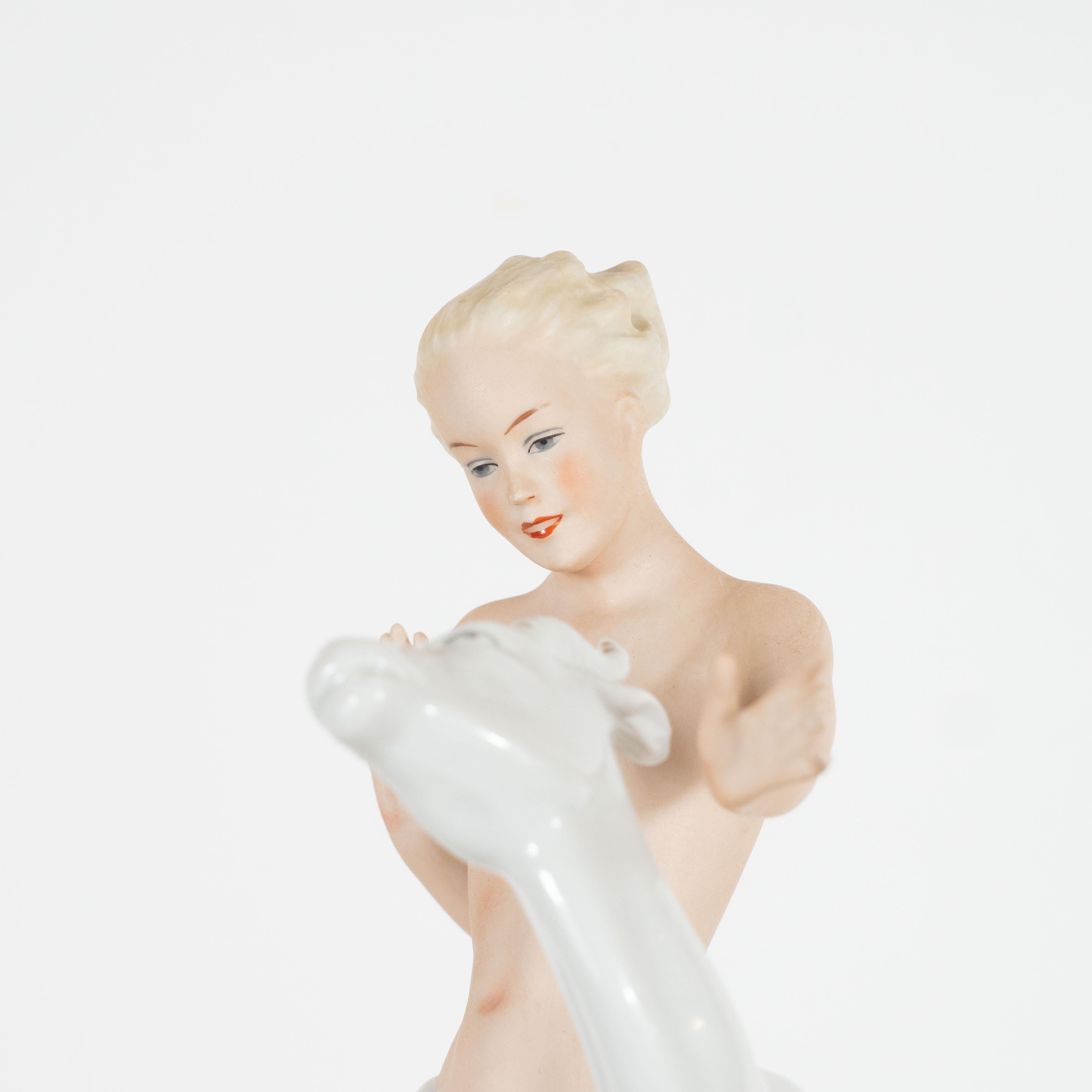 Art-Déco-Porzellanstatue einer weiblichen Figur mit Leder-Ibex von Wallendorfer im Angebot 1