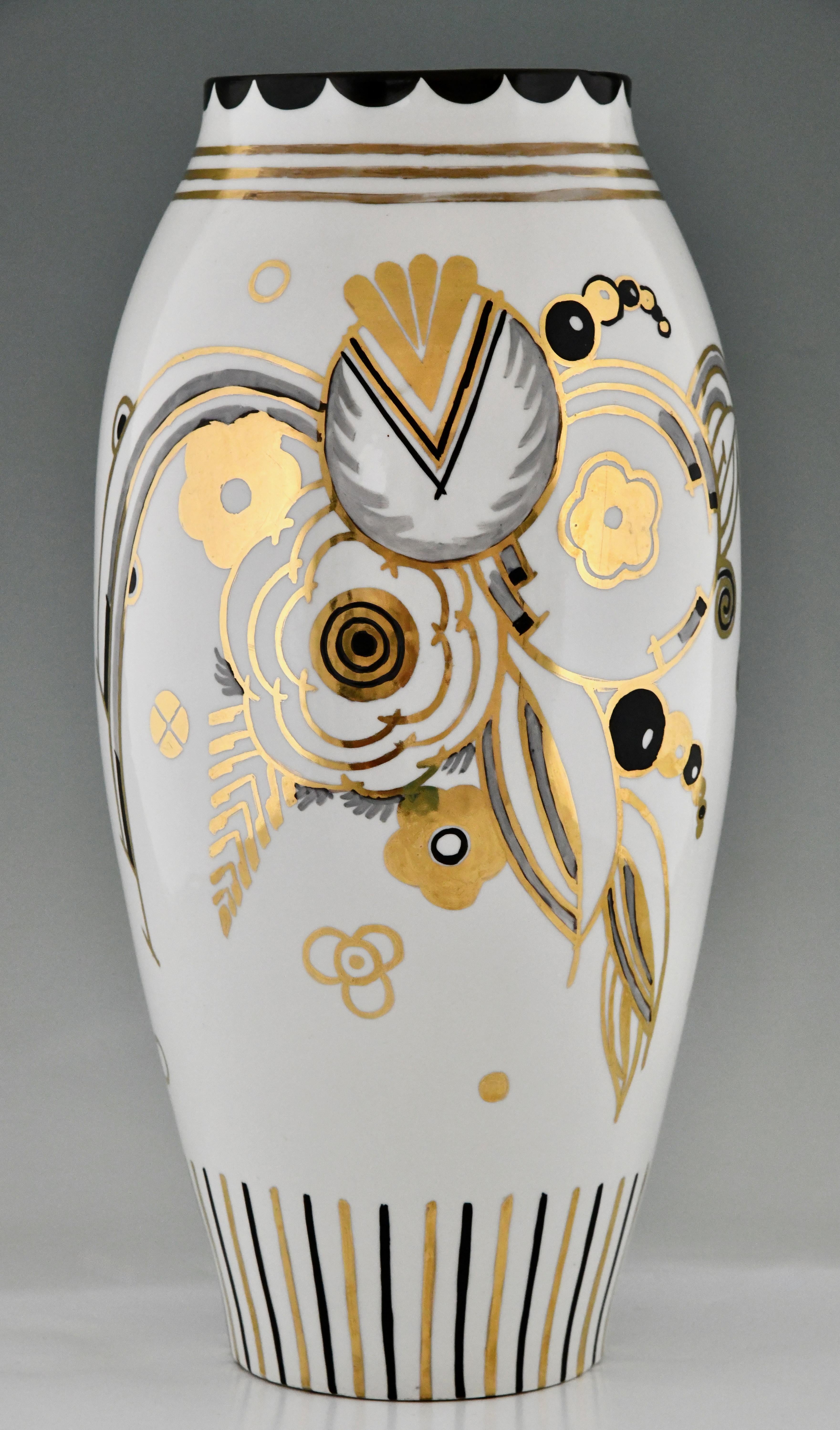 Art Deco Porzellanvase mit Blumen, signiert von Ernest Ventrillon für Les Arts Réunis. Modellnummer 296.
Hohe Vase aus elfenbeinfarbenem Porzellan mit floralem Art-déco-Muster in Gold, Silber und Schwarz. 
Frankreich 1930. 