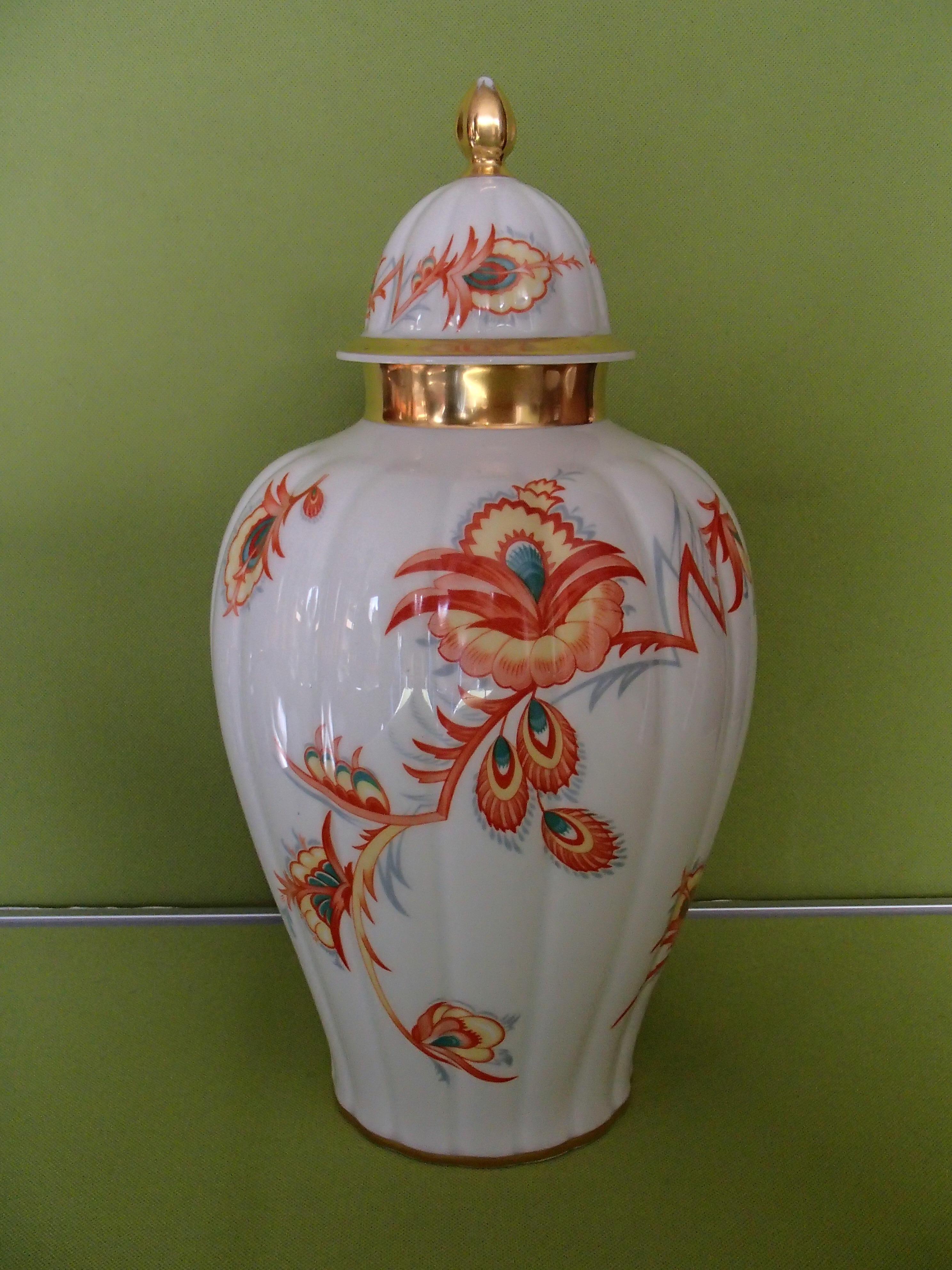 Allemand Vase en porcelaine Art déco avec couvercle de THOMAS Bavaria avec fleurs cubistes  en vente
