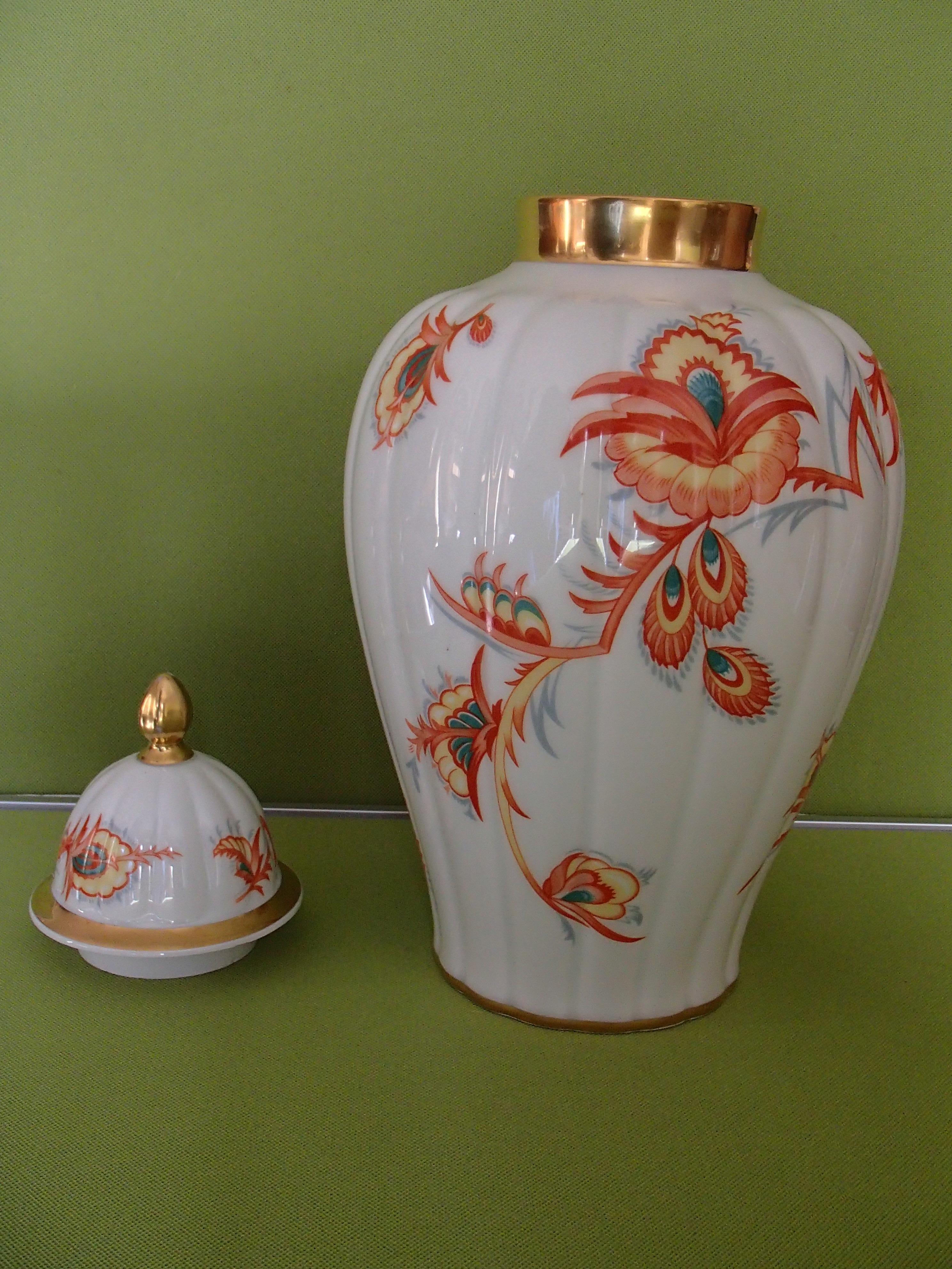 Porcelaine Vase en porcelaine Art déco avec couvercle de THOMAS Bavaria avec fleurs cubistes  en vente