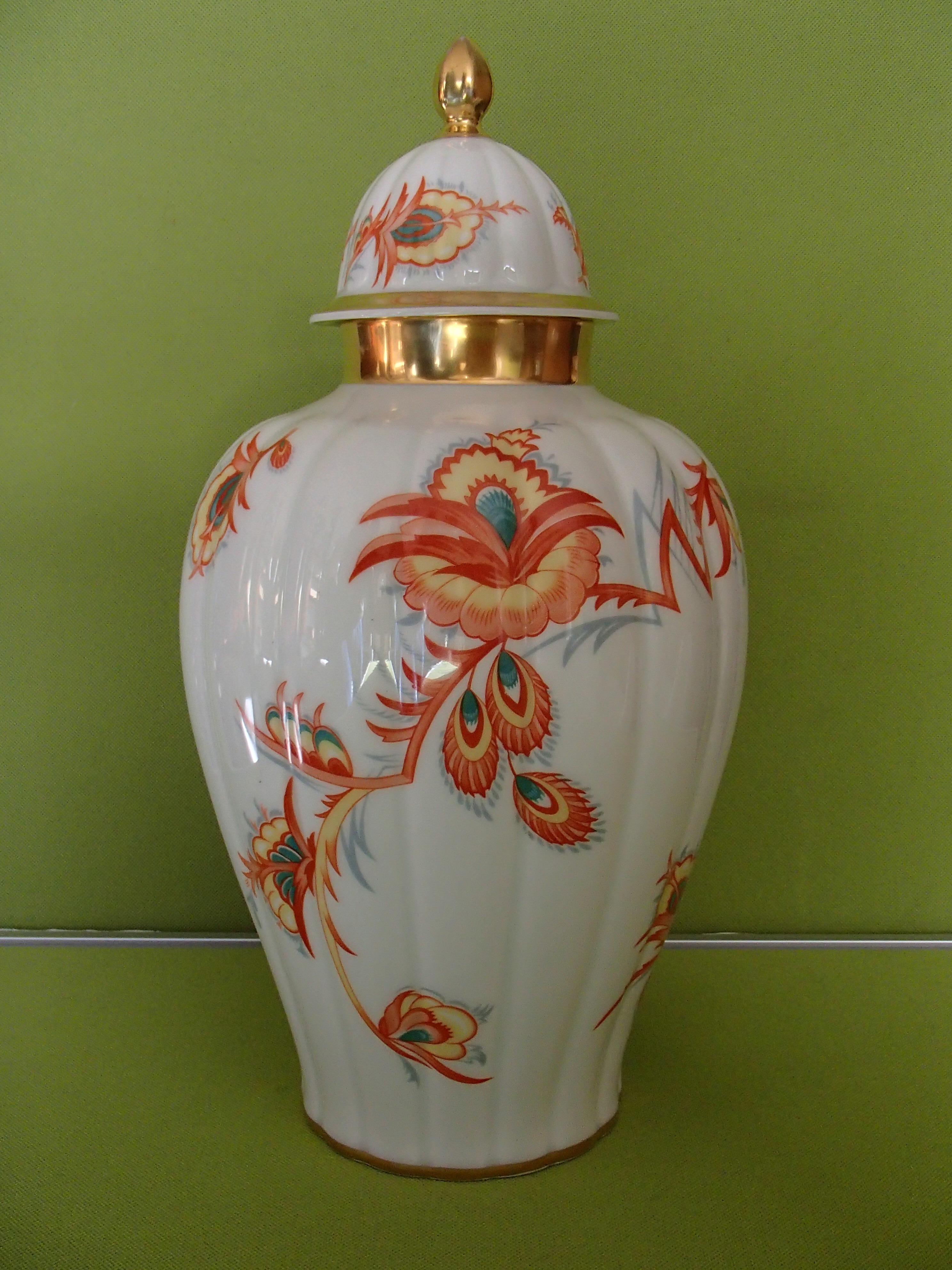 Art Deco porcelain vase with lid by THOMAS Bavaria with cubistic flowers  In Good Condition For Sale In Weiningen, CH