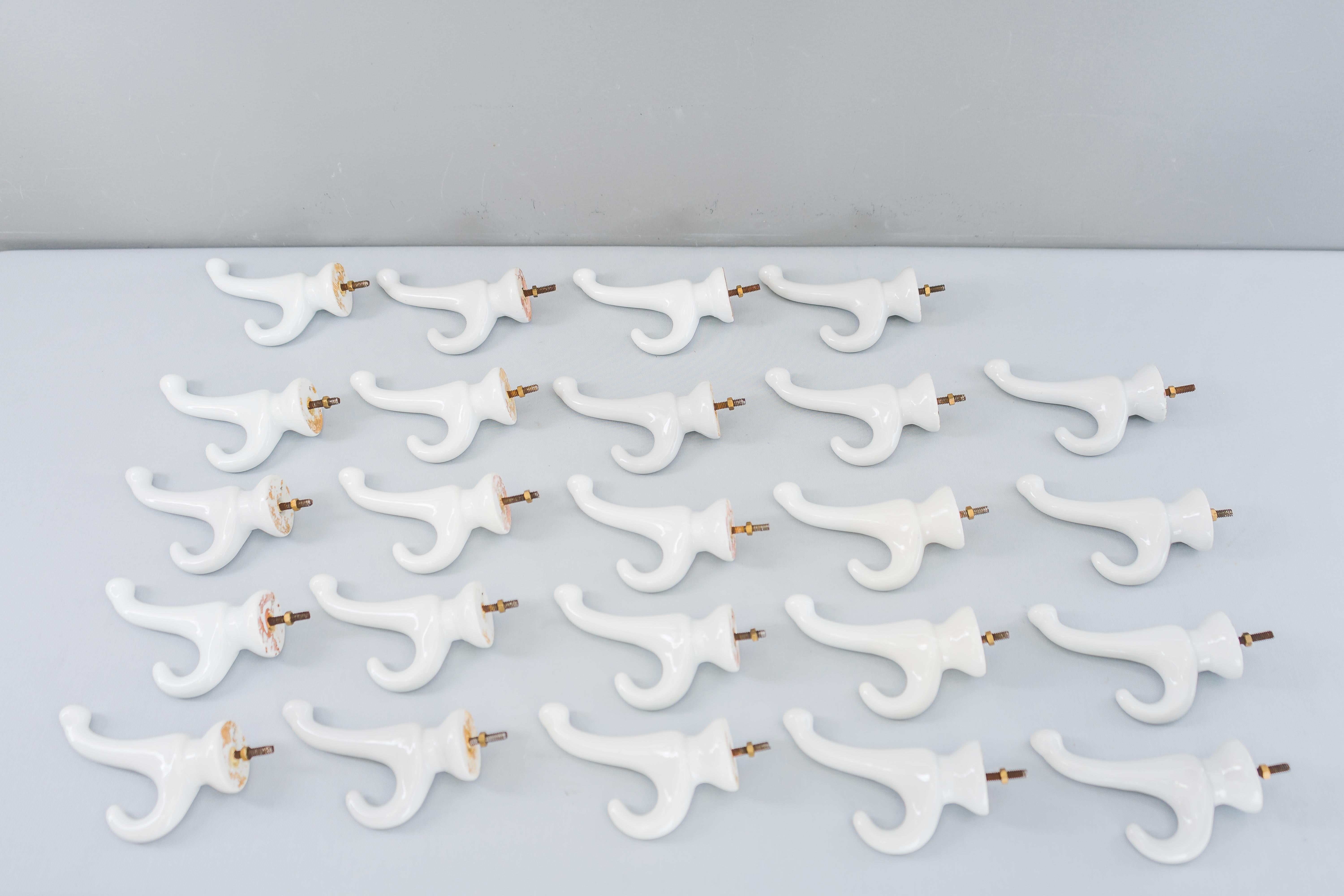 Crochet mural en porcelaine Art Déco Vienne, vers 1920
Il n'est pas possible de le fixer directement au mur.
Il ne peut être monté que sur une plaque de bois ou une plaque métallique, puis fixer l'ensemble de la construction au mur.
Prix et vente