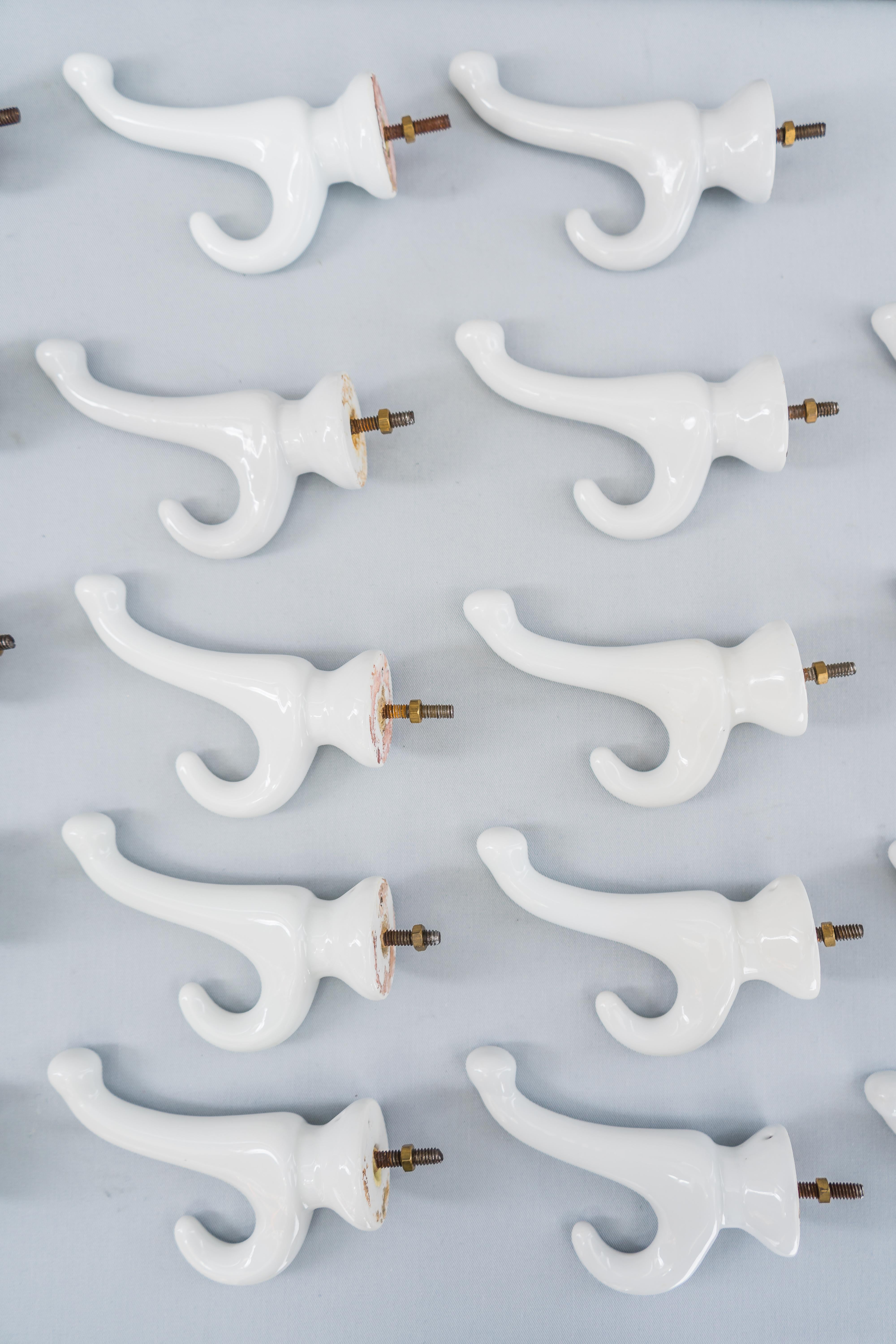 Crochets muraux en porcelaine Art Déco Vienne:: vers 1920 Bon état - En vente à Wien, AT