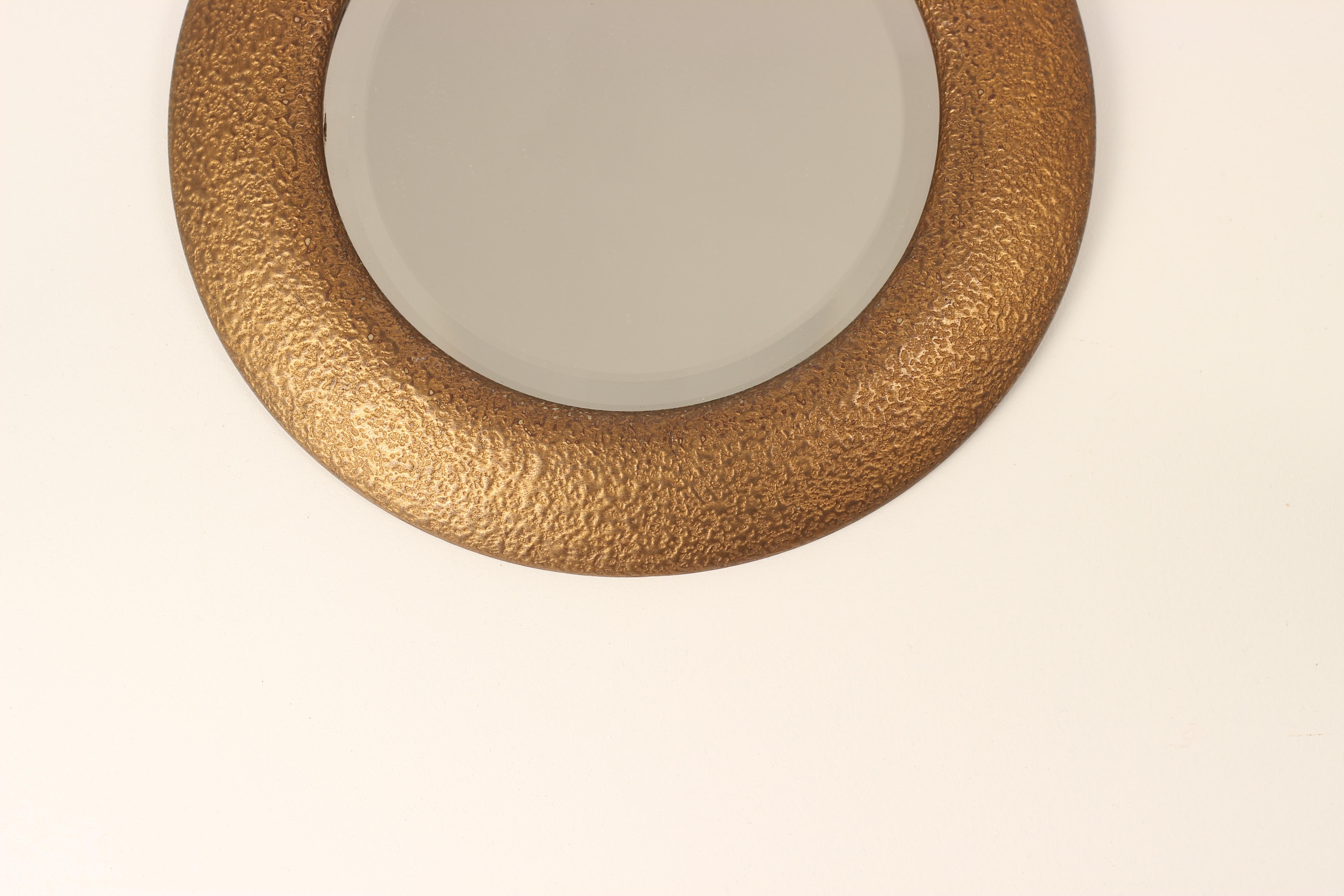 Art déco Miroir Portal Art Déco avec entourage en gesso doré texturé et verre biseauté en vente