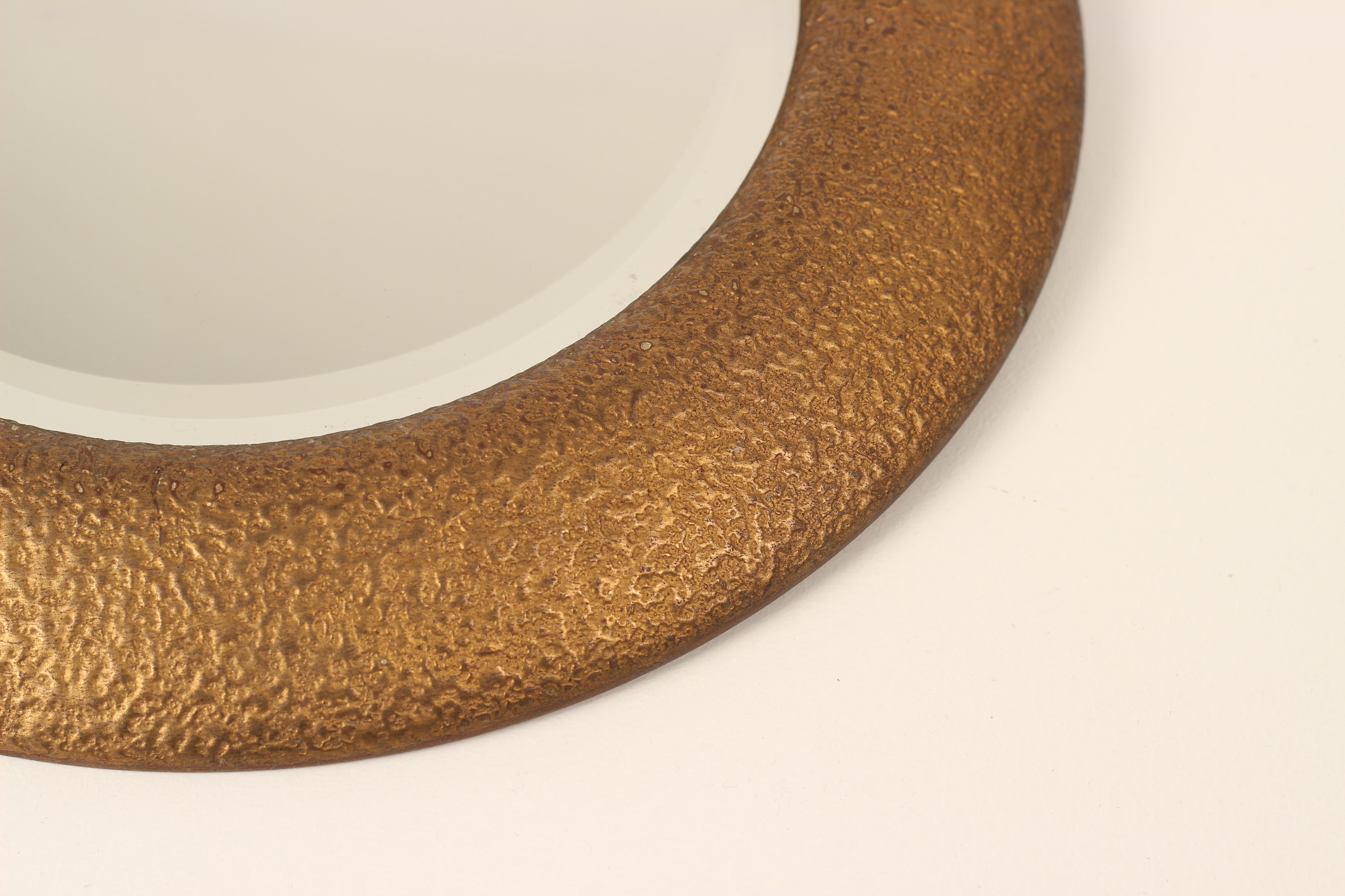 Anglais Miroir Portal Art Déco avec entourage en gesso doré texturé et verre biseauté en vente