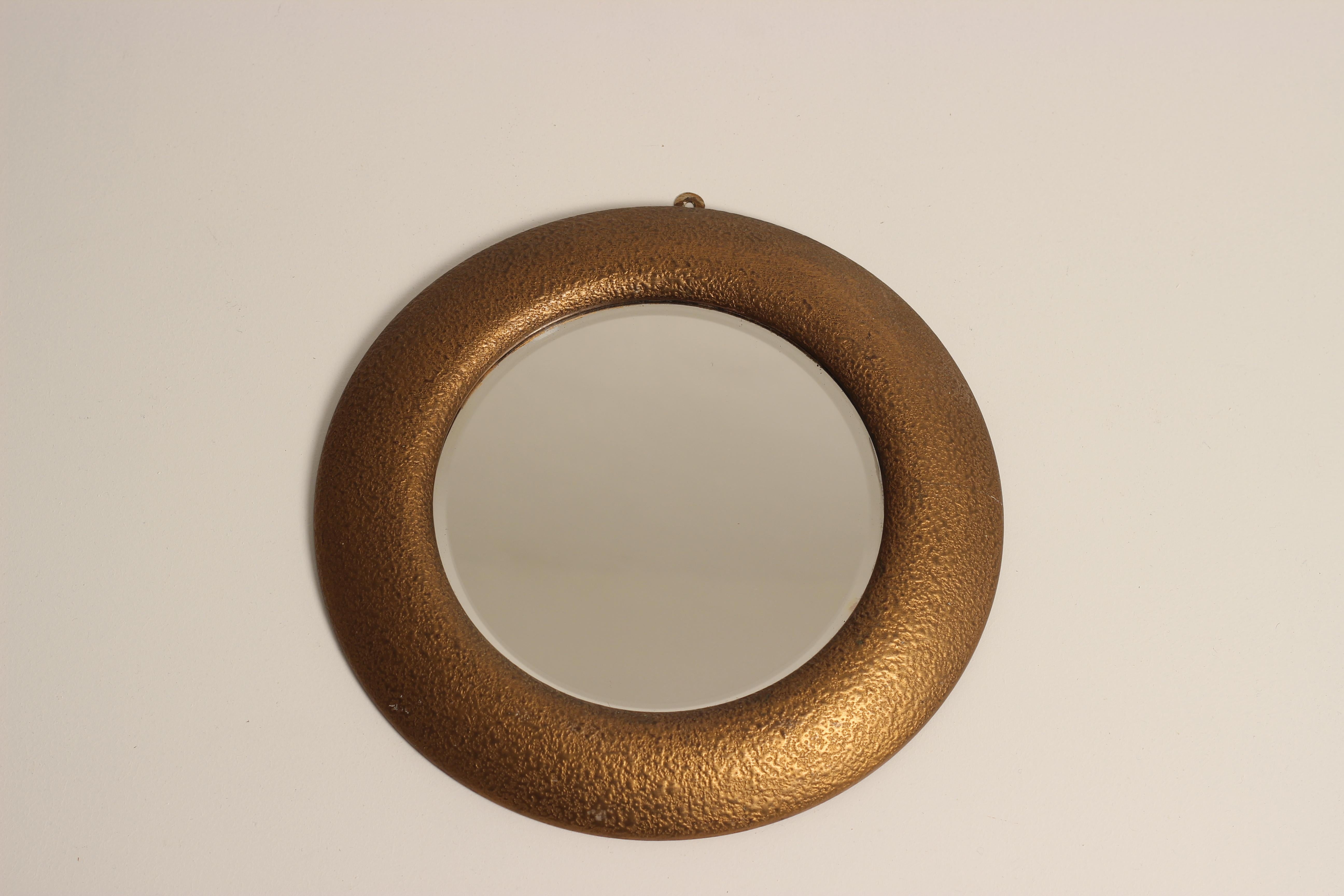 Anglais Miroir Portal Art Déco avec entourage en gesso doré texturé et verre biseauté en vente