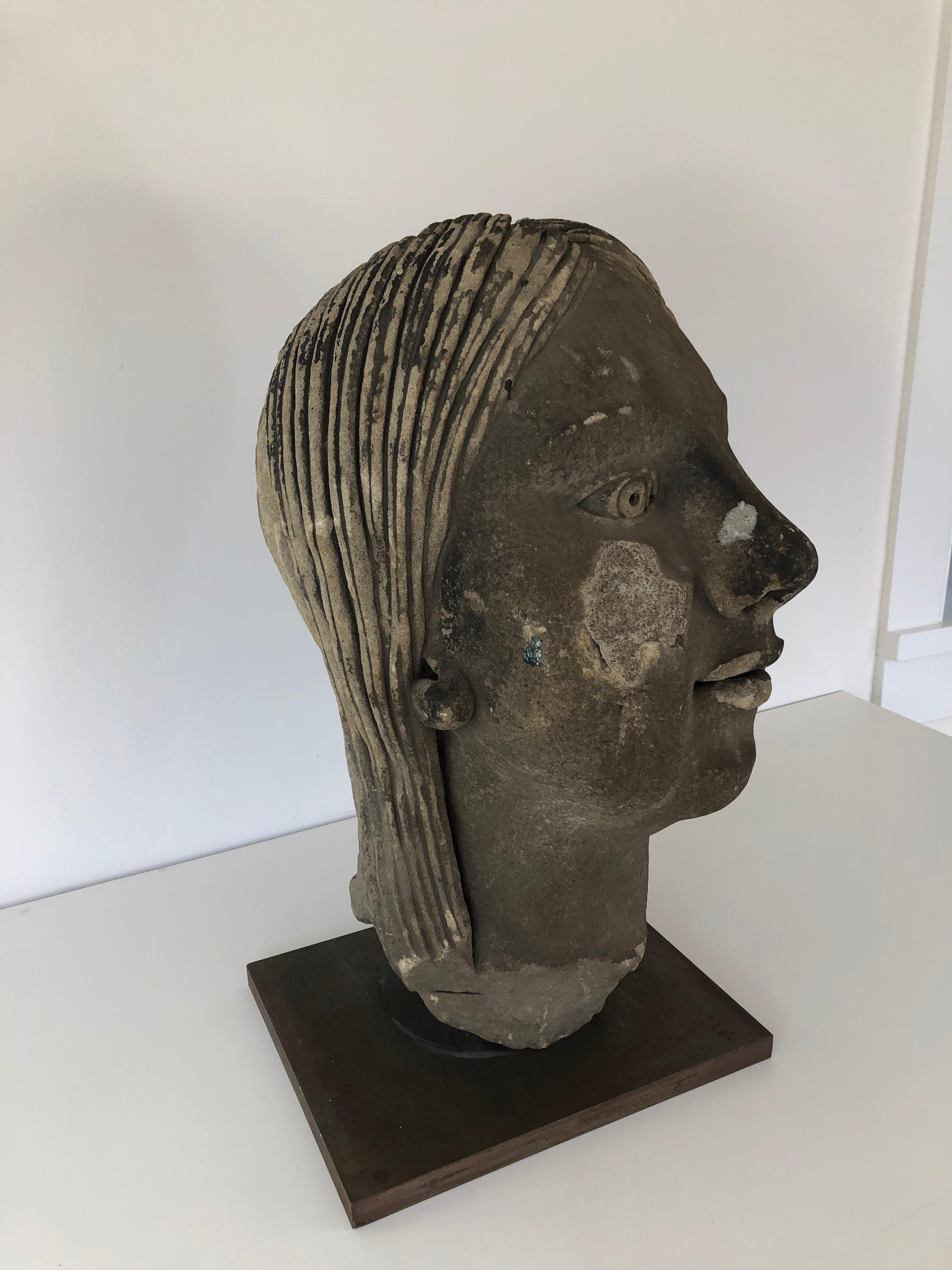 Insolite et unique buste de femme en fragment de béton de la période Art Déco. Monté sur une base en acier personnalisée. La base mesure : 10