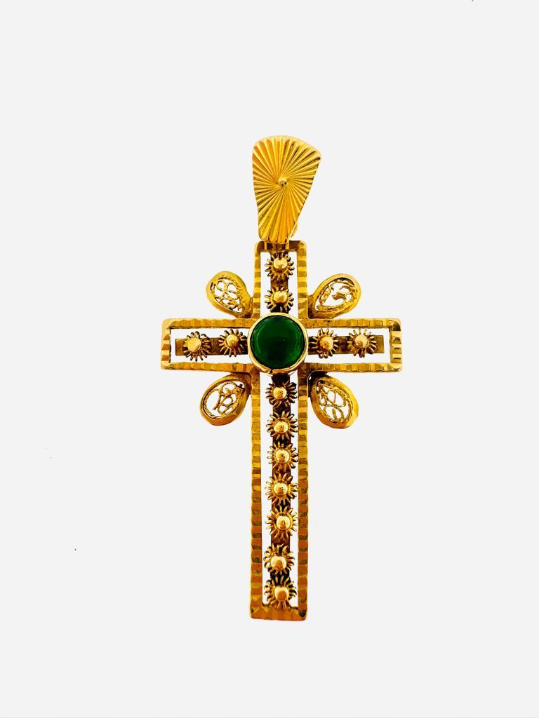 Handcrafted, this Art Deco style Portuguese cross is decorated with floral designs. The central part of the pendant catches the eye with a beautiful cabochon cut emerald of 0.40ct. Portuguese jewelery art is famous for the quality of the gold, 19kt,