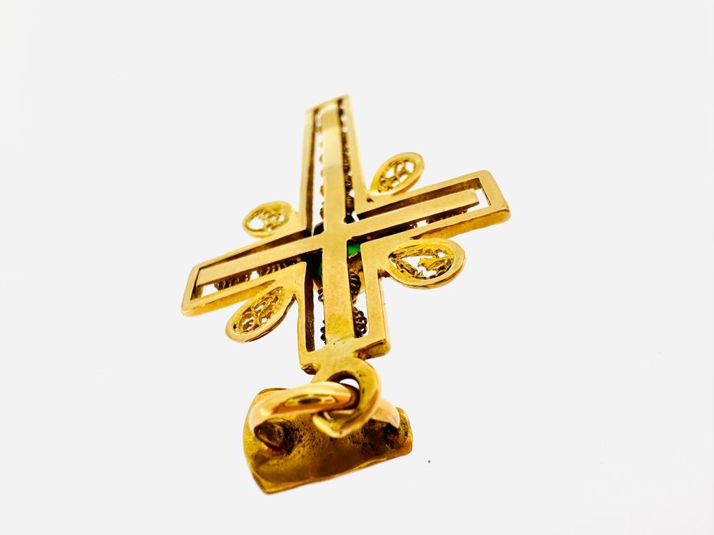 Art Deco Portuguese Yellow Gold Cross with Cabochon Emerald In Good Condition For Sale In Esch-Sur-Alzette, LU