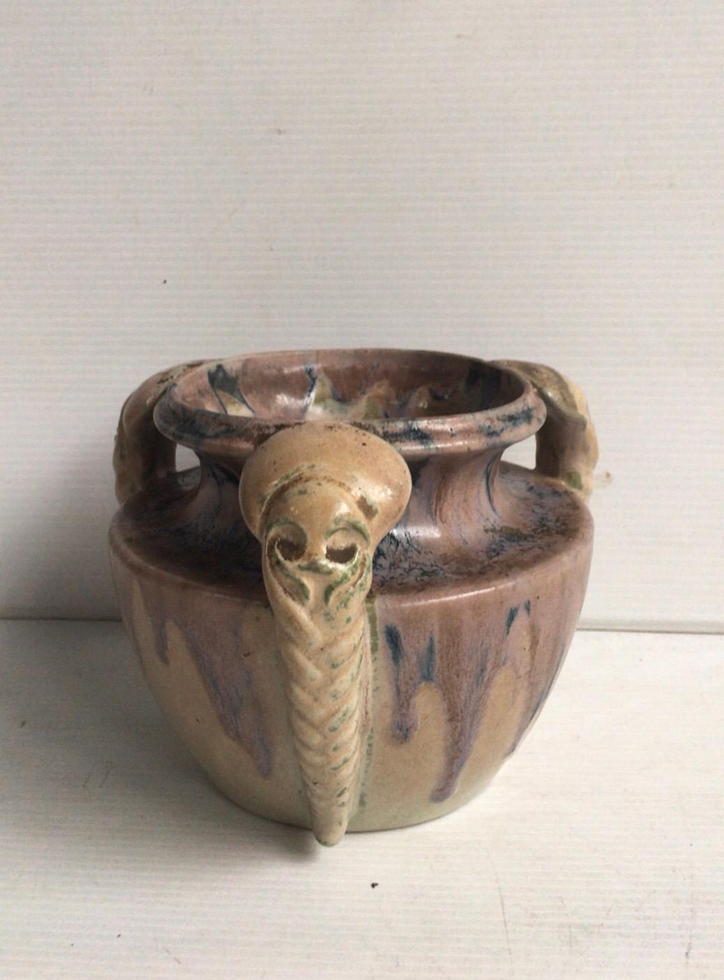 Vase en poterie Art déco signé Charles Greber, vers 1930.
3 animaux fantastiques en guise de poignées.
  