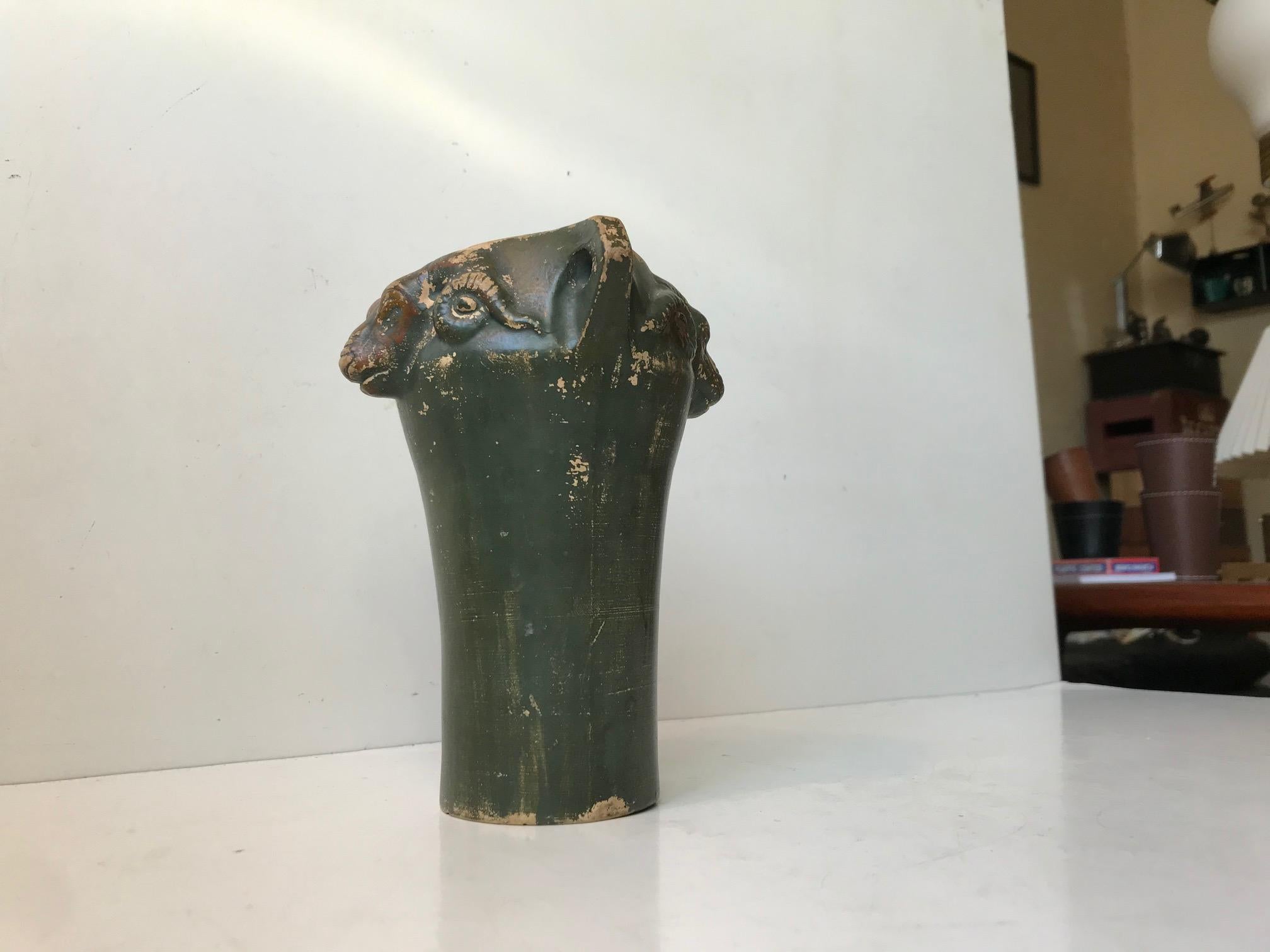 Vase aus Keramik im Art déco-Stil mit Widderköpfen, 1920er Jahre (Dänisch) im Angebot