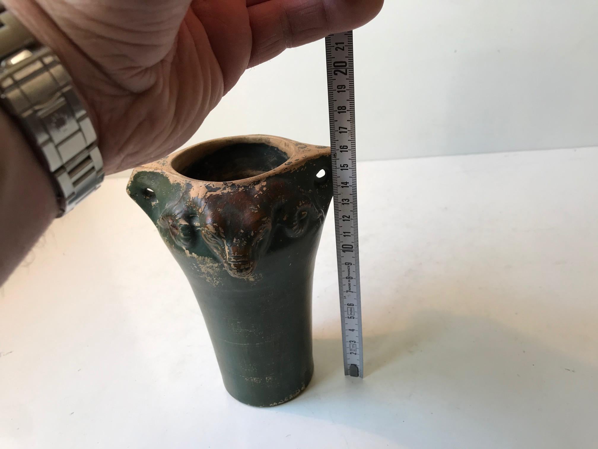Vase aus Keramik im Art déco-Stil mit Widderköpfen, 1920er Jahre (Töpferwaren) im Angebot