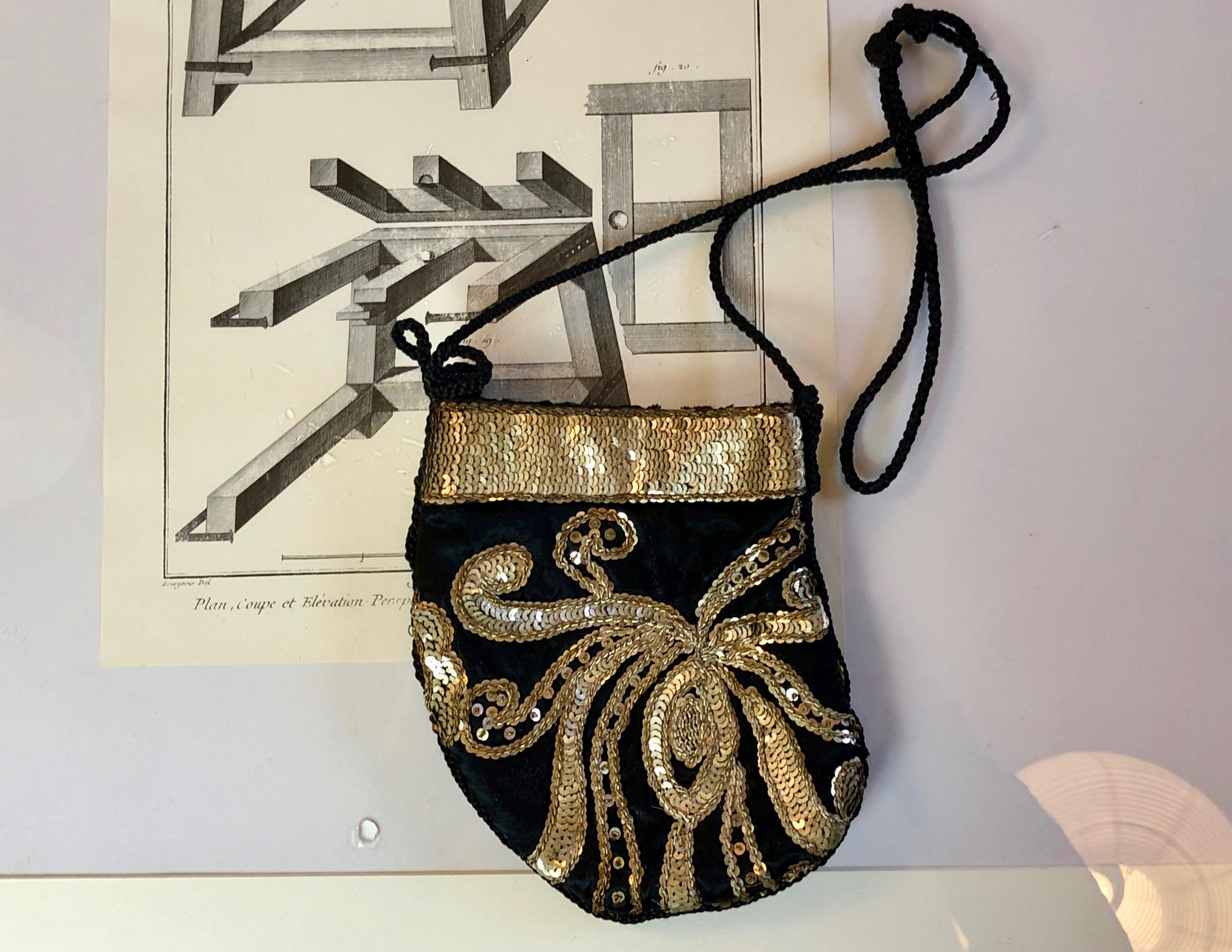 Assolutamente unico, probabilmente francese - piccolo astuccio in seta nera all'esterno.
Il ricamo sembra essere realizzato con autentiche paillettes d'argento, dato che il peso è piuttosto elevato, ma il materiale rimane sconosciuto.
Tutto lavorato