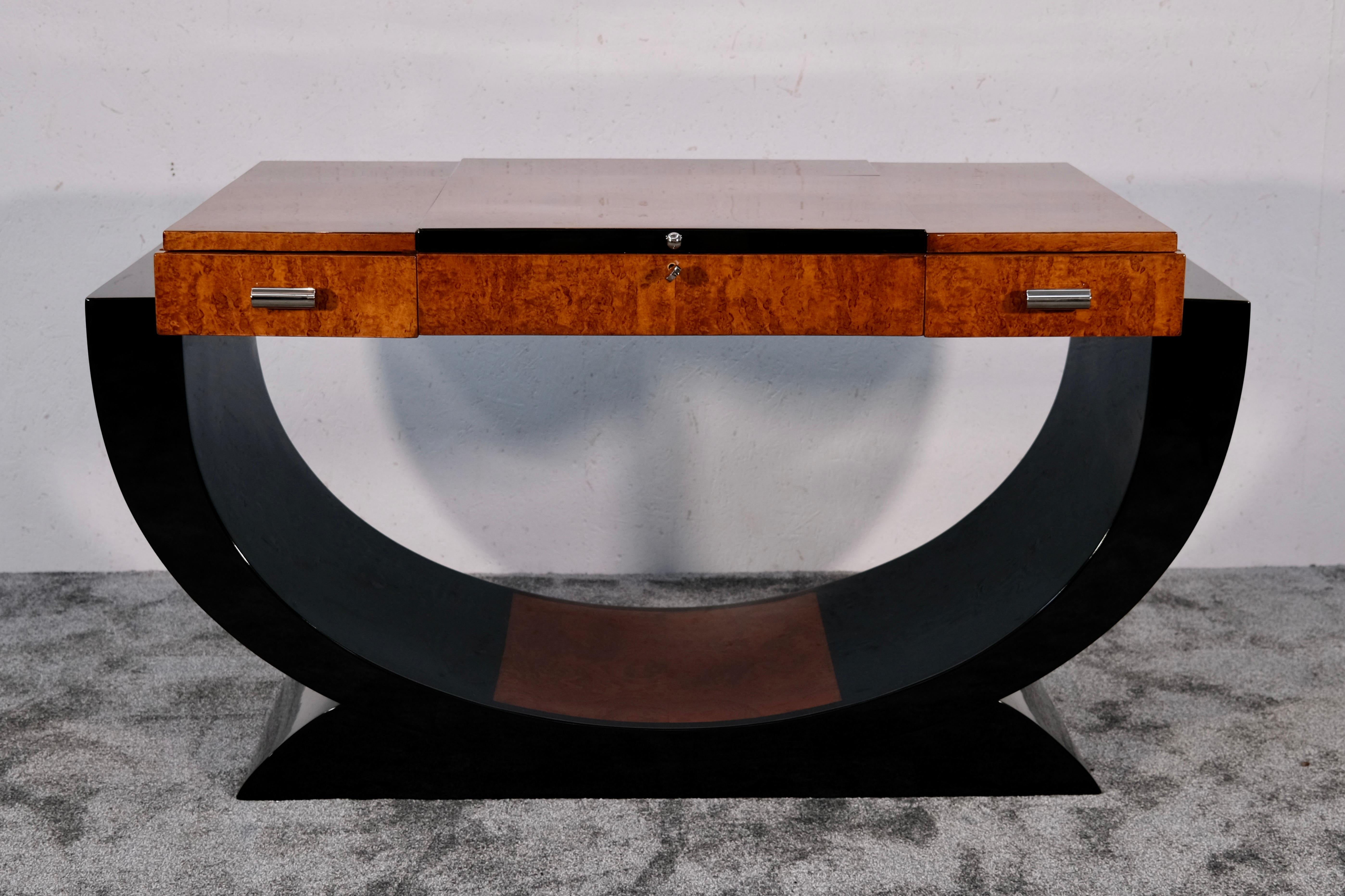 Entra nell'epoca d'oro del design con questa splendida poudreuse francese Art Deco degli anni '30, un pezzo raro che fonde senza sforzo eleganza e utilità. Sia che venga utilizzato come vanity, console o scrivania, questo eccezionale arredo invita a