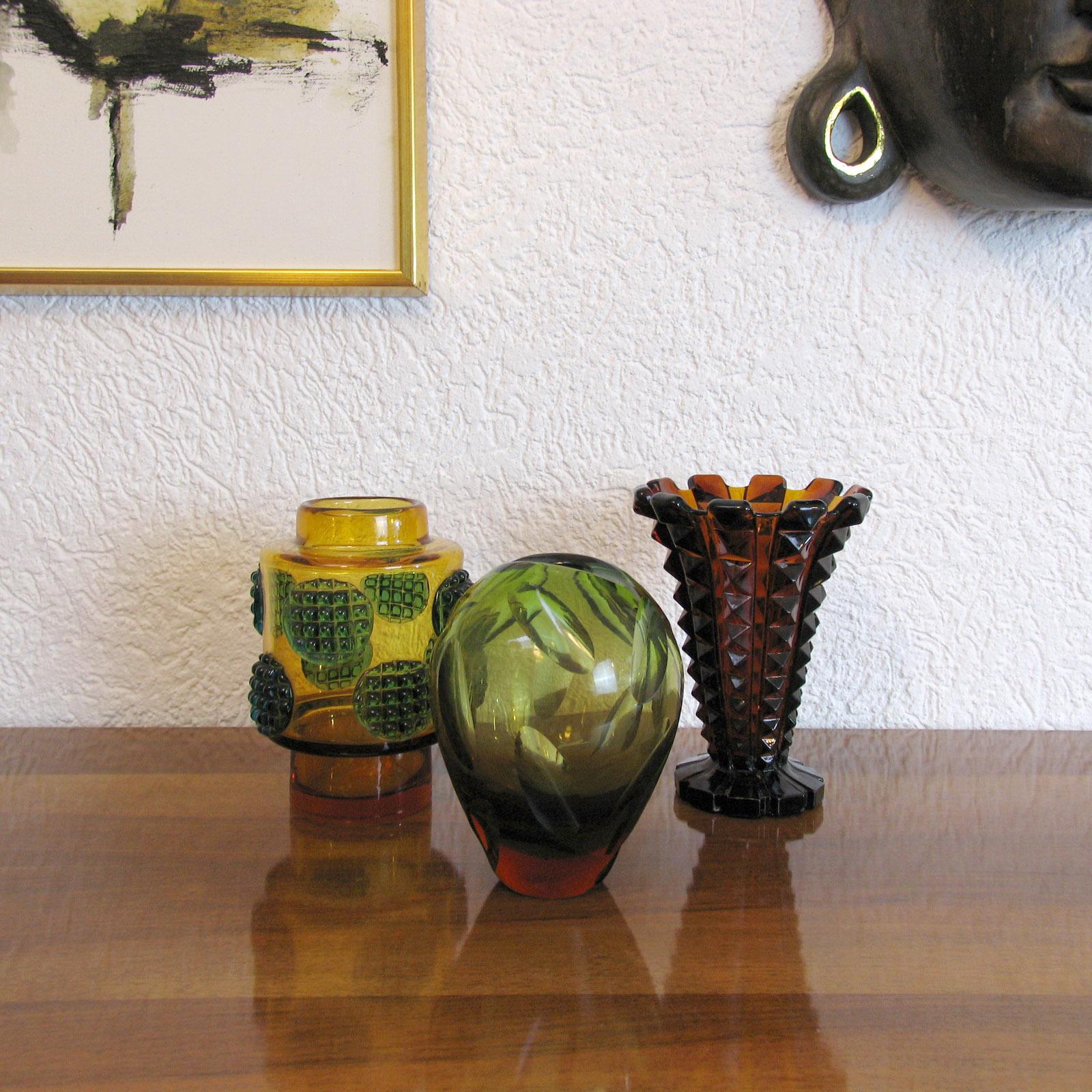 Joli vase en verre ambré du 20e siècle, datant du début de la période Art Déco en Autriche vers 1920. Un vase en verre de forme fantastique, orné d'un design spécial qui crée de magnifiques motifs selon l'incidence de la lumière. Ce magnifique vase