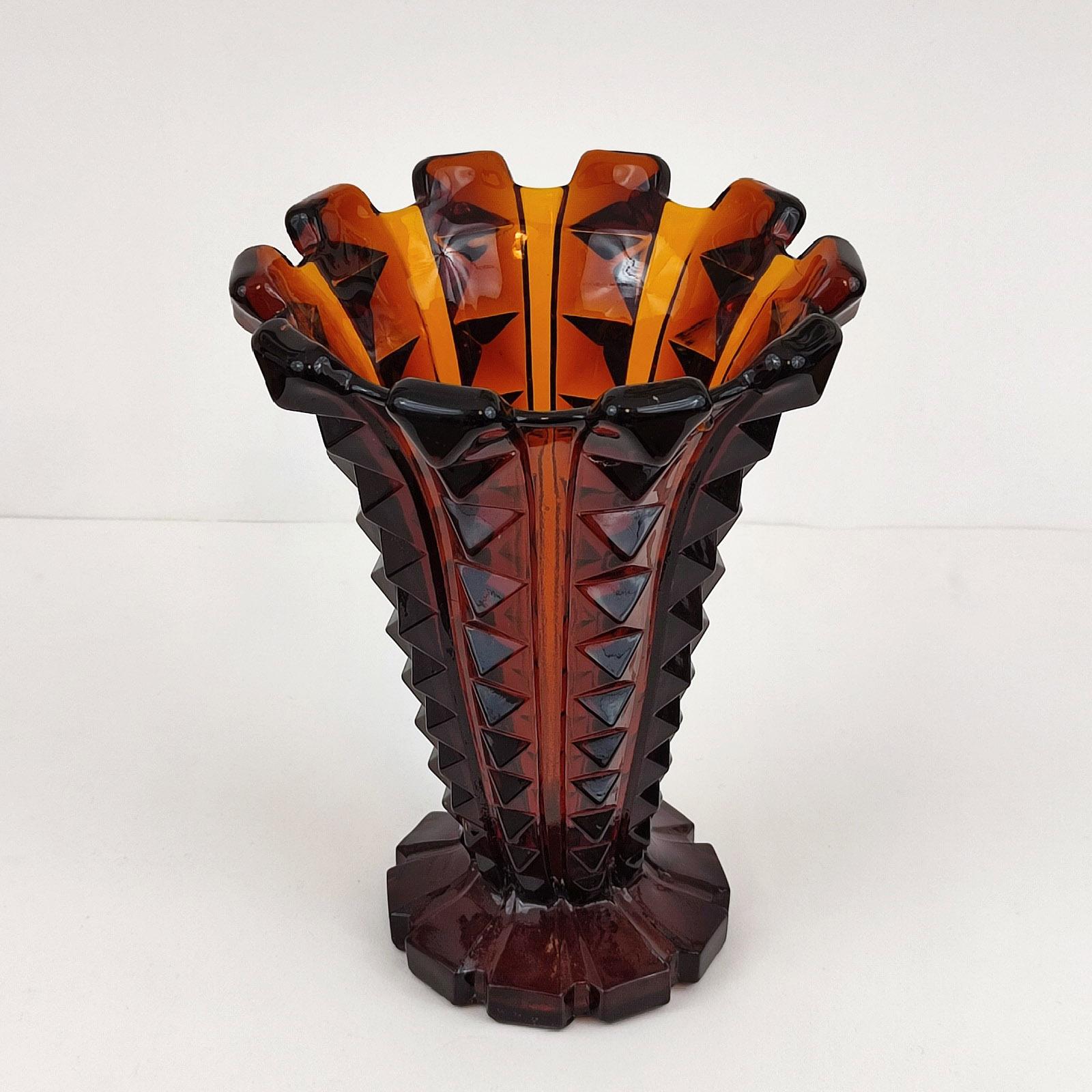 Milieu du XXe siècle Vase en verre ambré Presglas Art Déco en vente