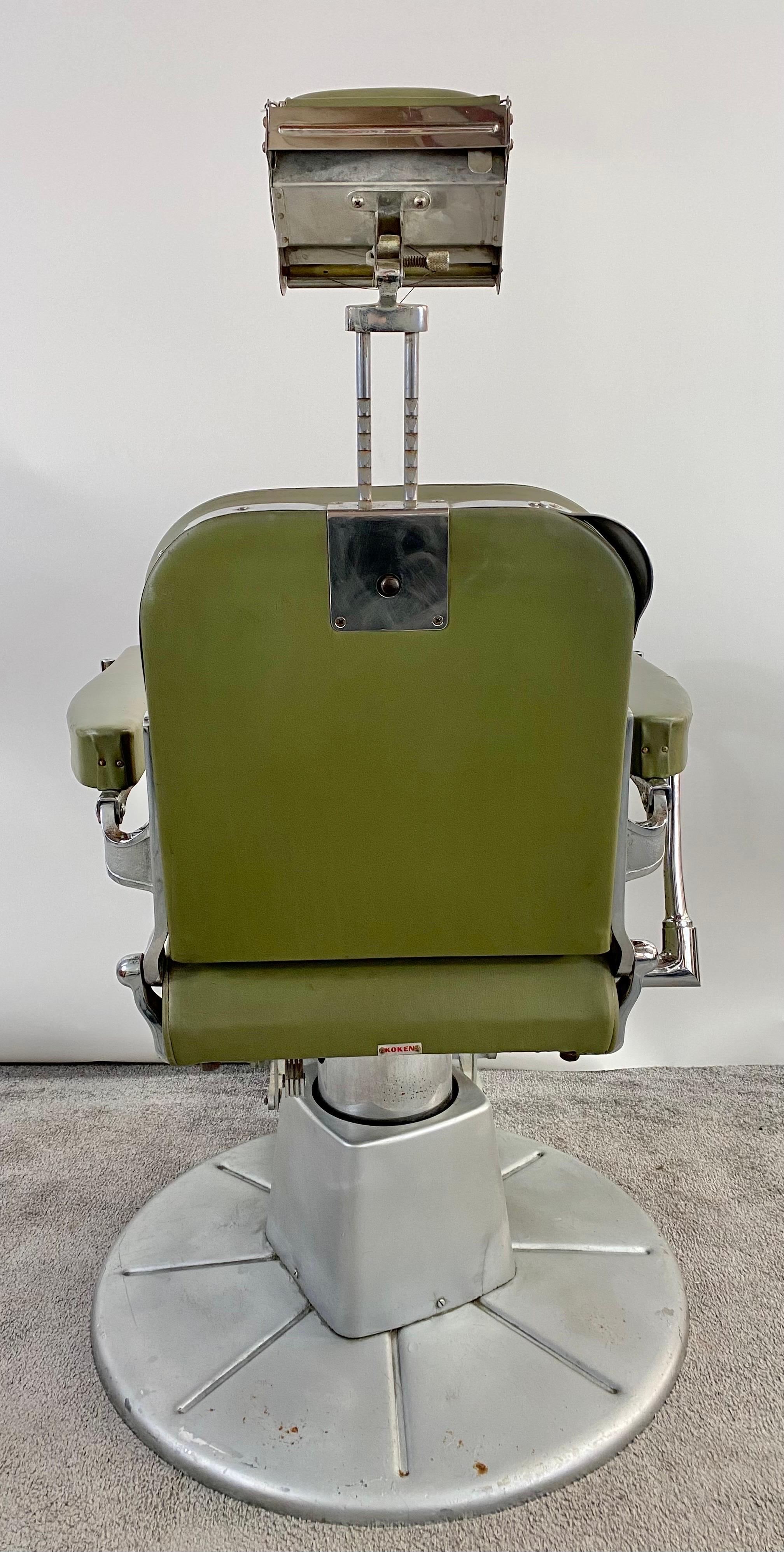 Art déco Presidential Hydraulic Koken Barber-Stuhl aus grünem Leder im Zustand „Gut“ in Plainview, NY