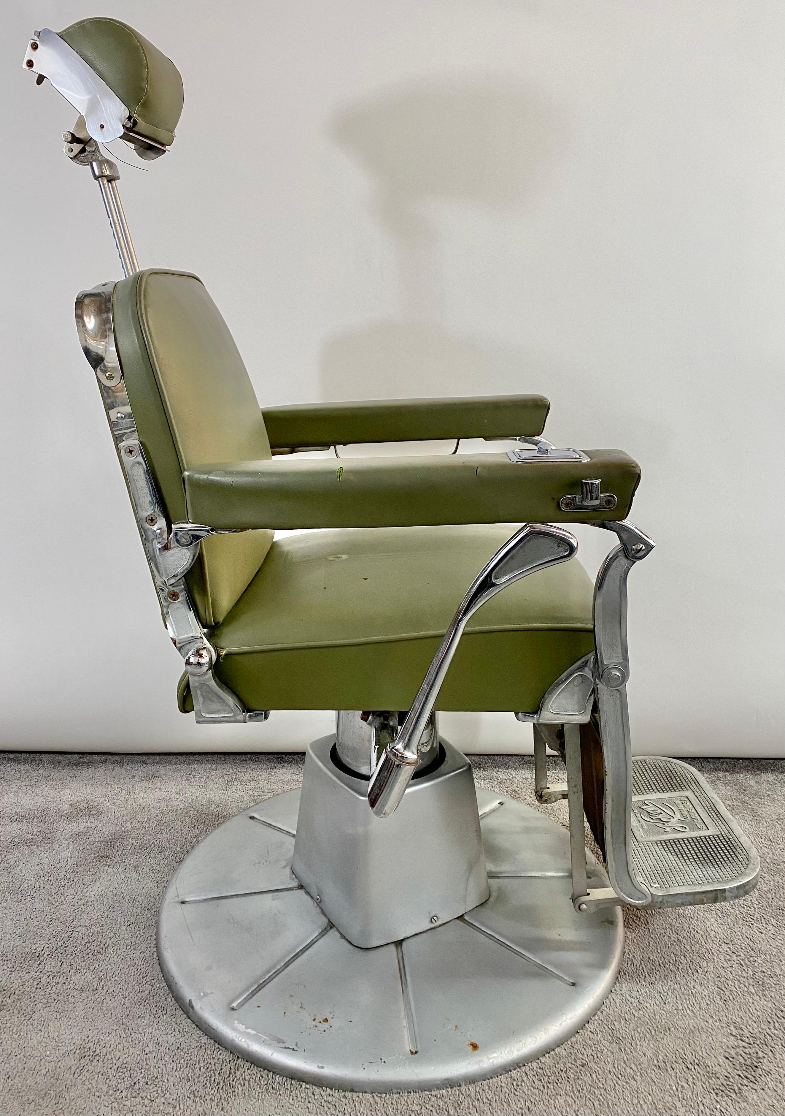 Art Deco Presidential Hydraulic Koken Barber Chair in Green Leather In Good Condition In Plainview, NY