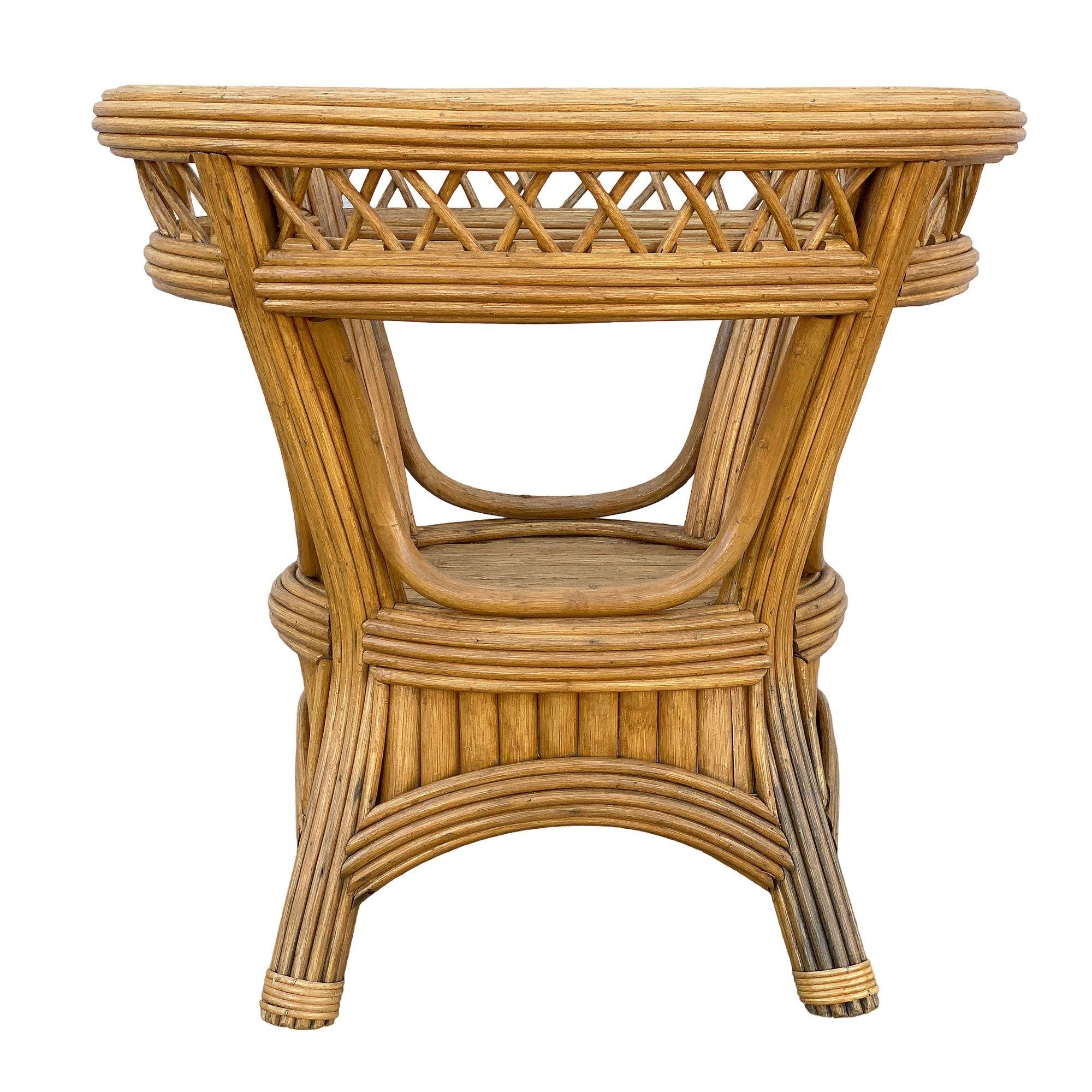 Tissage Table de salle à manger Art Déco Presidents Stick Reed Rattan rond avec plateau en verre en vente