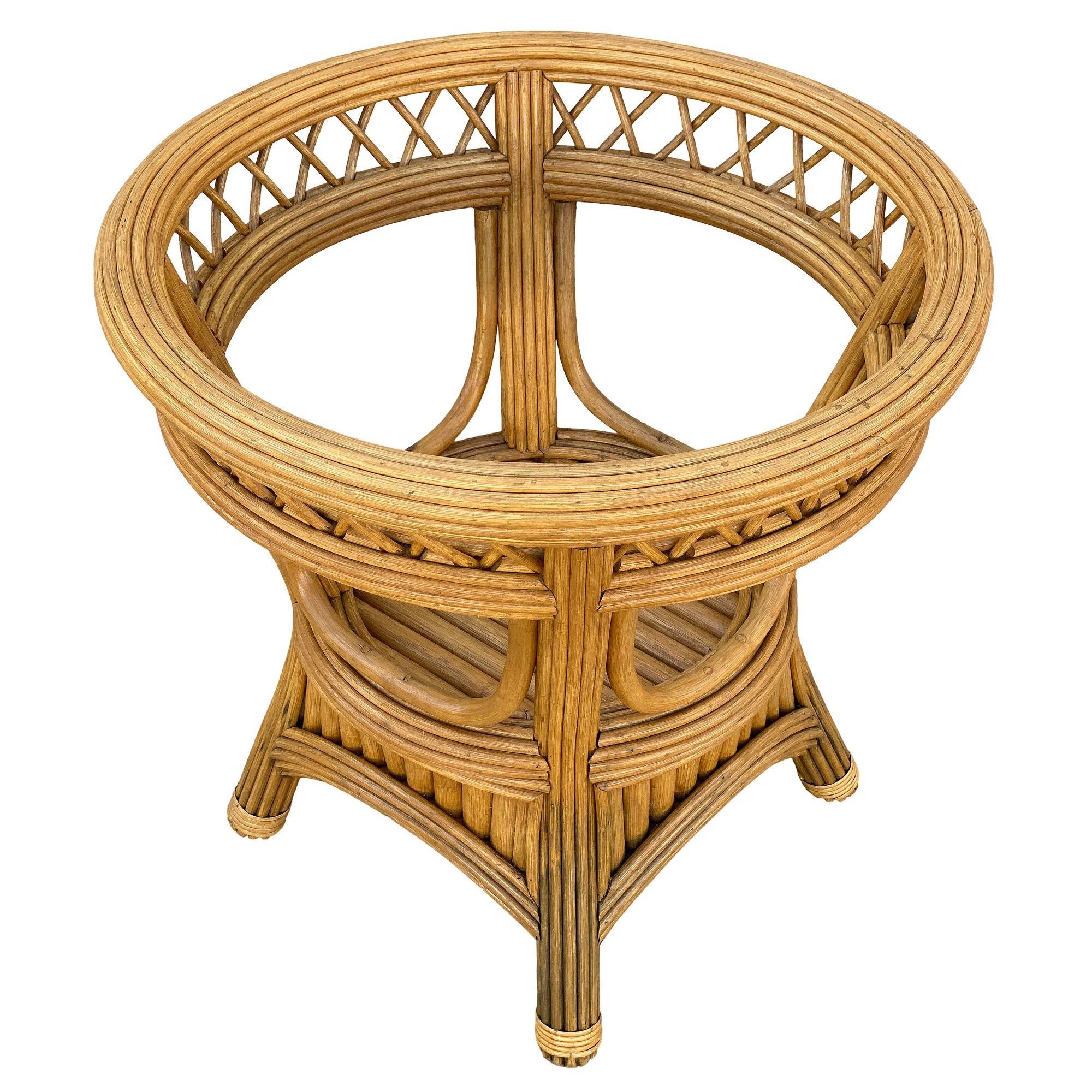 Milieu du XXe siècle Table de salle à manger Art Déco Presidents Stick Reed Rattan rond avec plateau en verre en vente