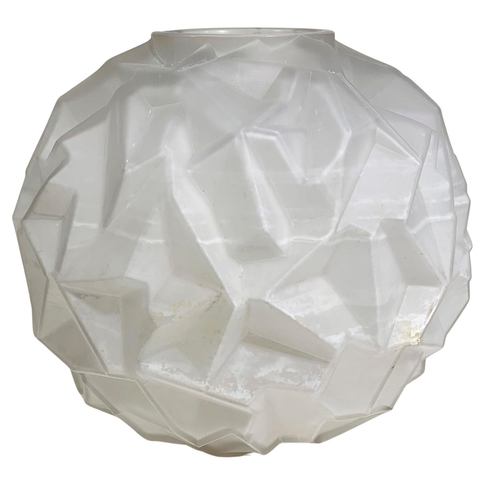 Vase Art Déco en verre moulé à la presse, Circa 1930's