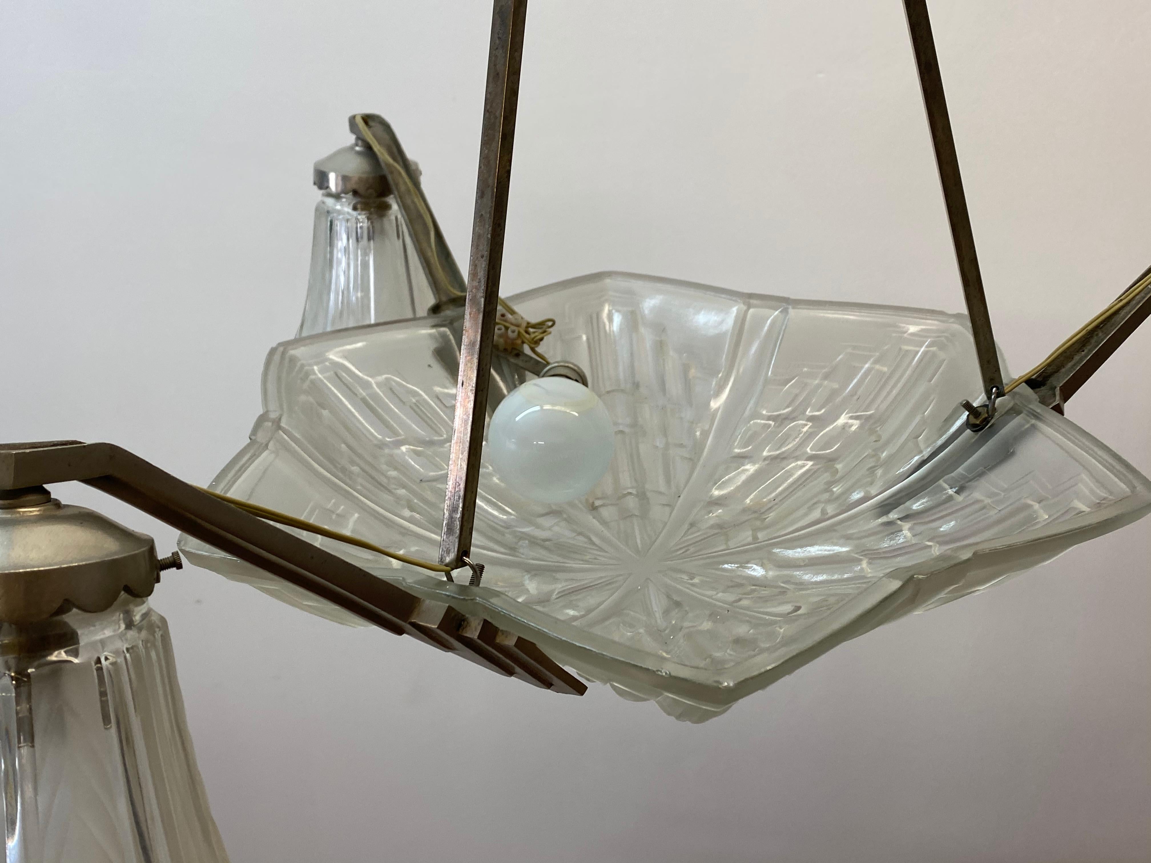 Art-déco-Kronleuchter aus Pressglas mit vier Lichtern, ca. 1940 (Glas) im Angebot