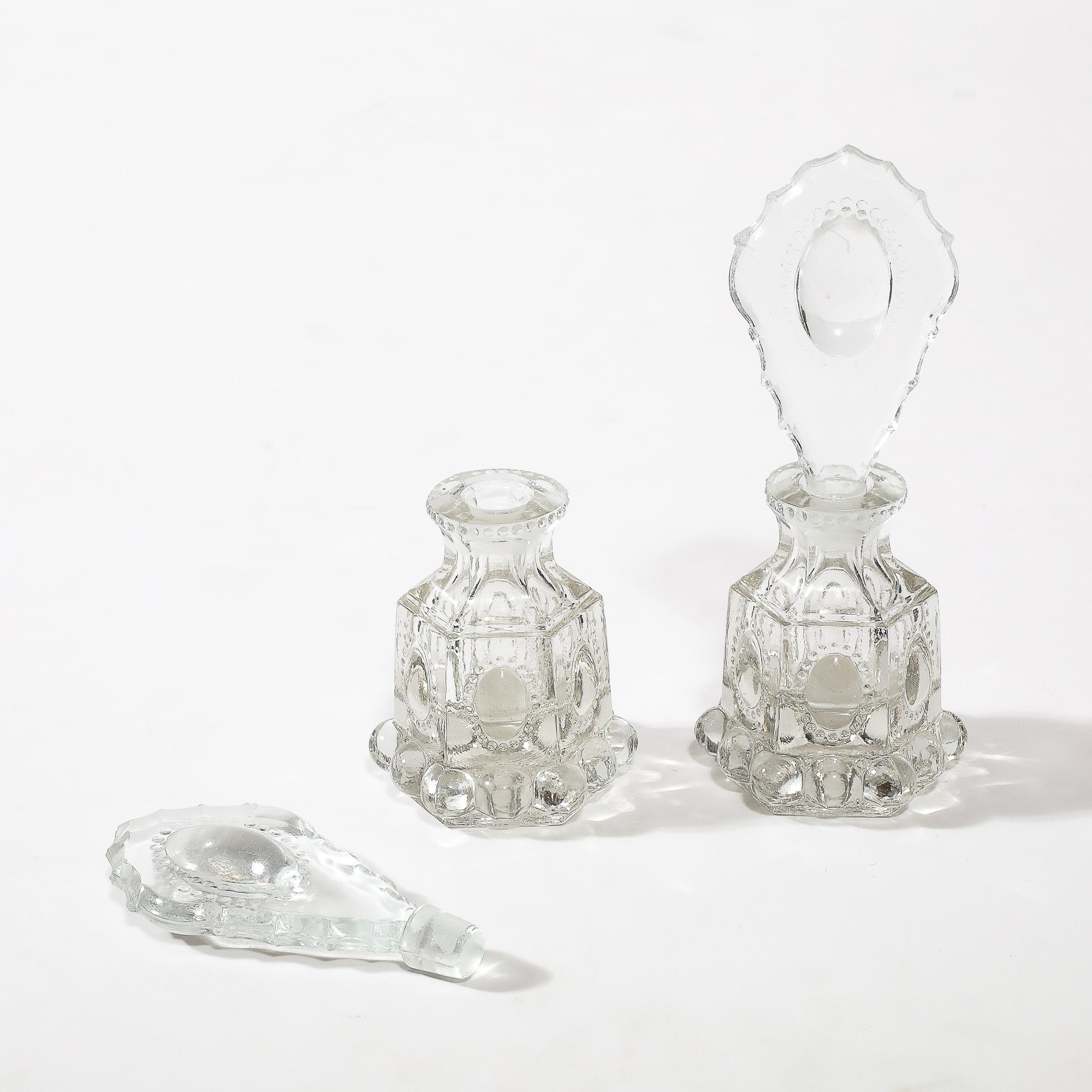 Porte-parfums en verre pressé Art Déco avec bouchons festonnés et décorations Hobnob en vente 3