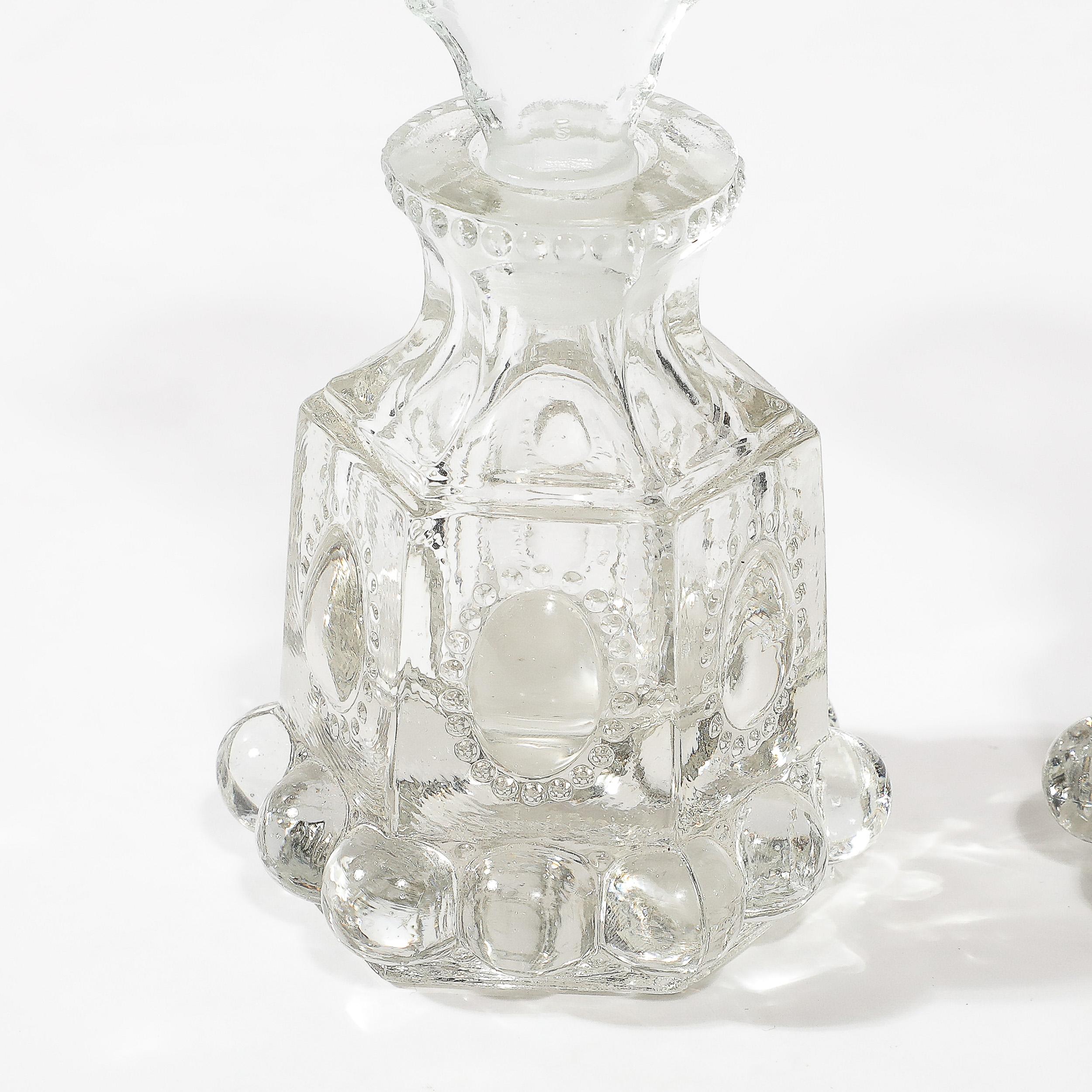 Américain Porte-parfums en verre pressé Art Déco avec bouchons festonnés et décorations Hobnob en vente
