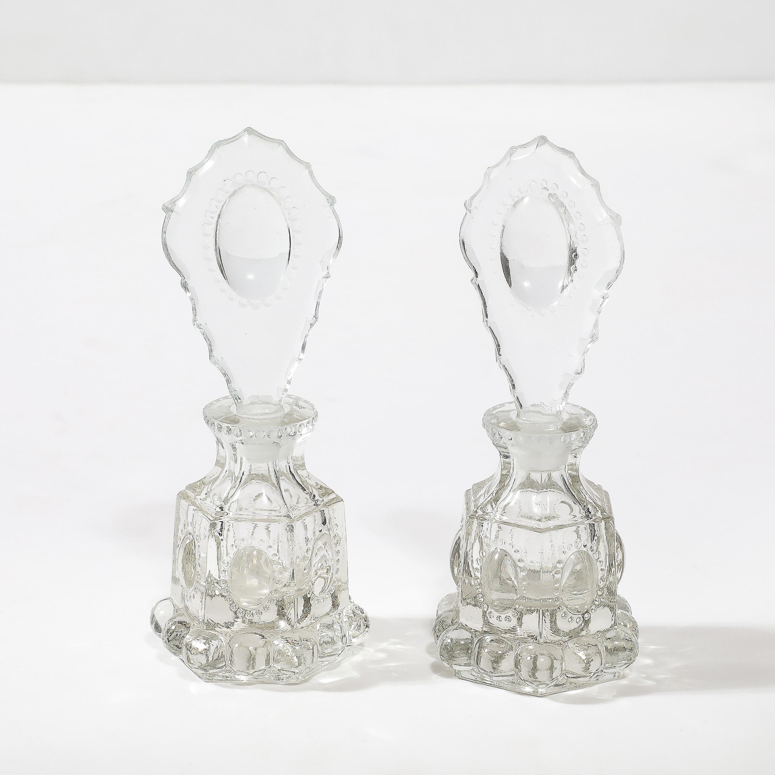 Milieu du XXe siècle Porte-parfums en verre pressé Art Déco avec bouchons festonnés et décorations Hobnob en vente