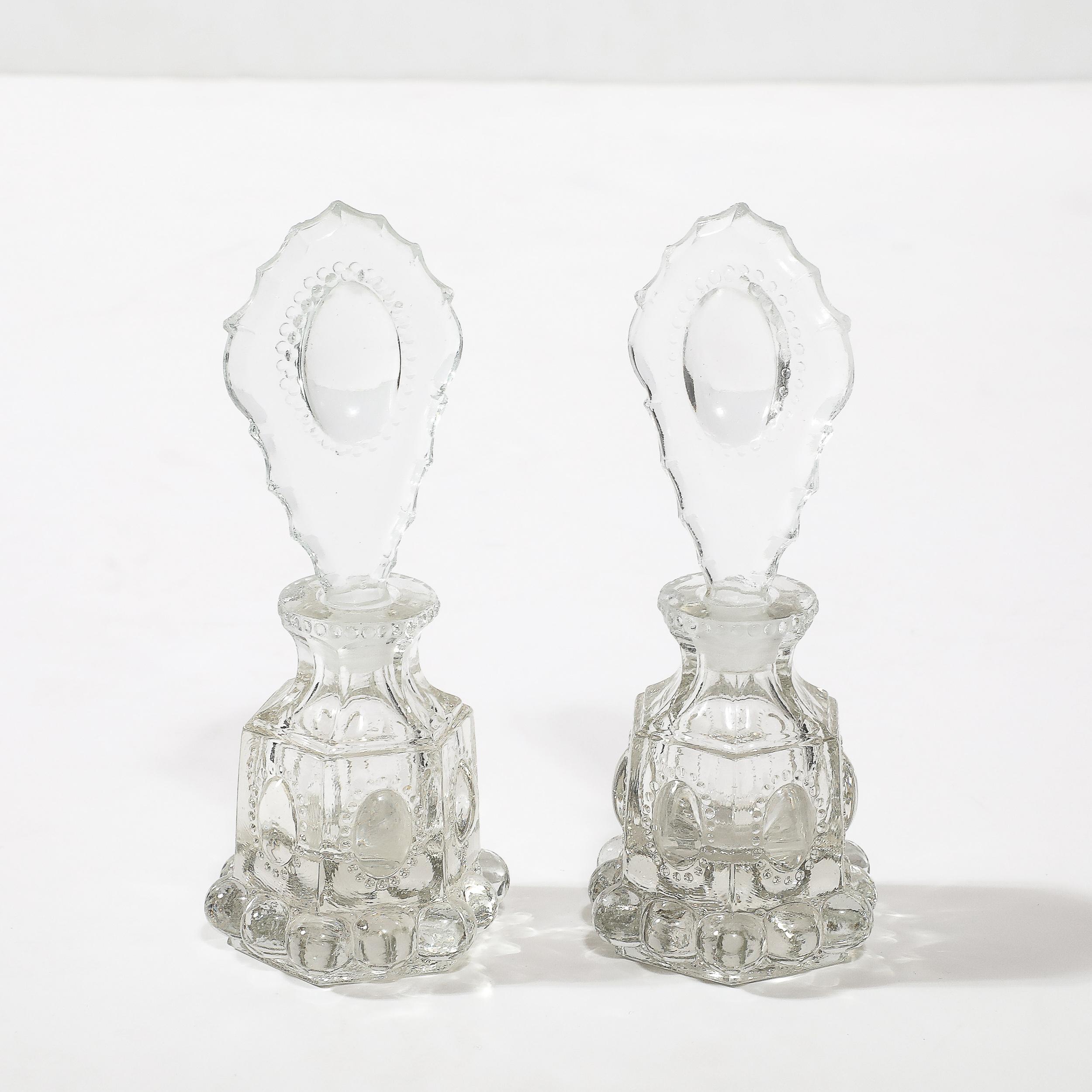 Verre Porte-parfums en verre pressé Art Déco avec bouchons festonnés et décorations Hobnob en vente