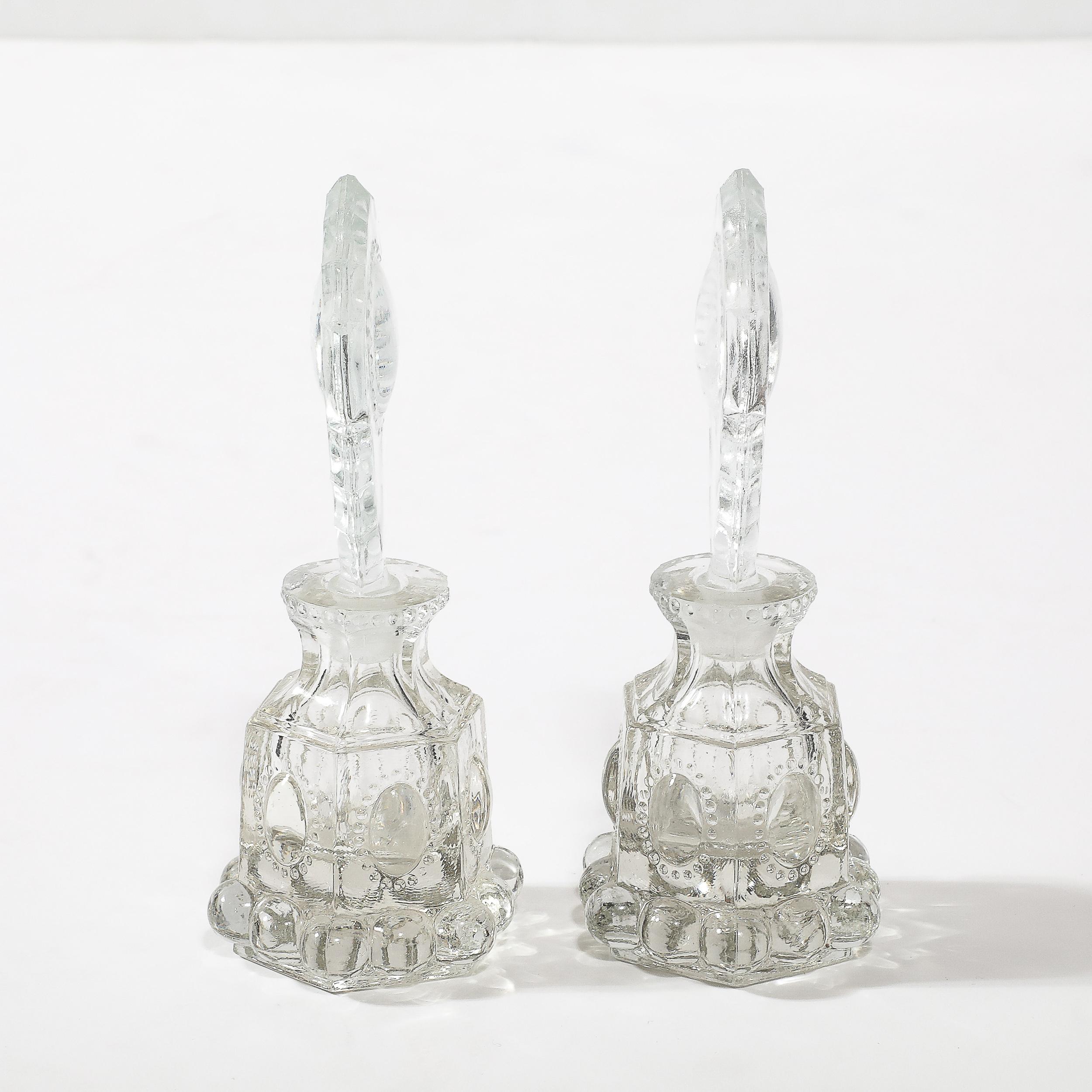 Porte-parfums en verre pressé Art Déco avec bouchons festonnés et décorations Hobnob en vente 1