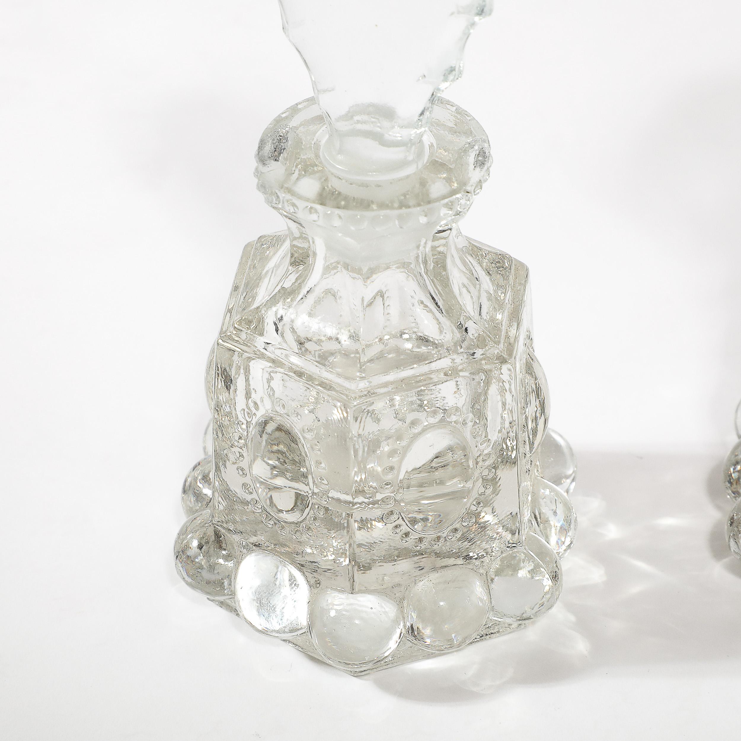Porte-parfums en verre pressé Art Déco avec bouchons festonnés et décorations Hobnob en vente 2