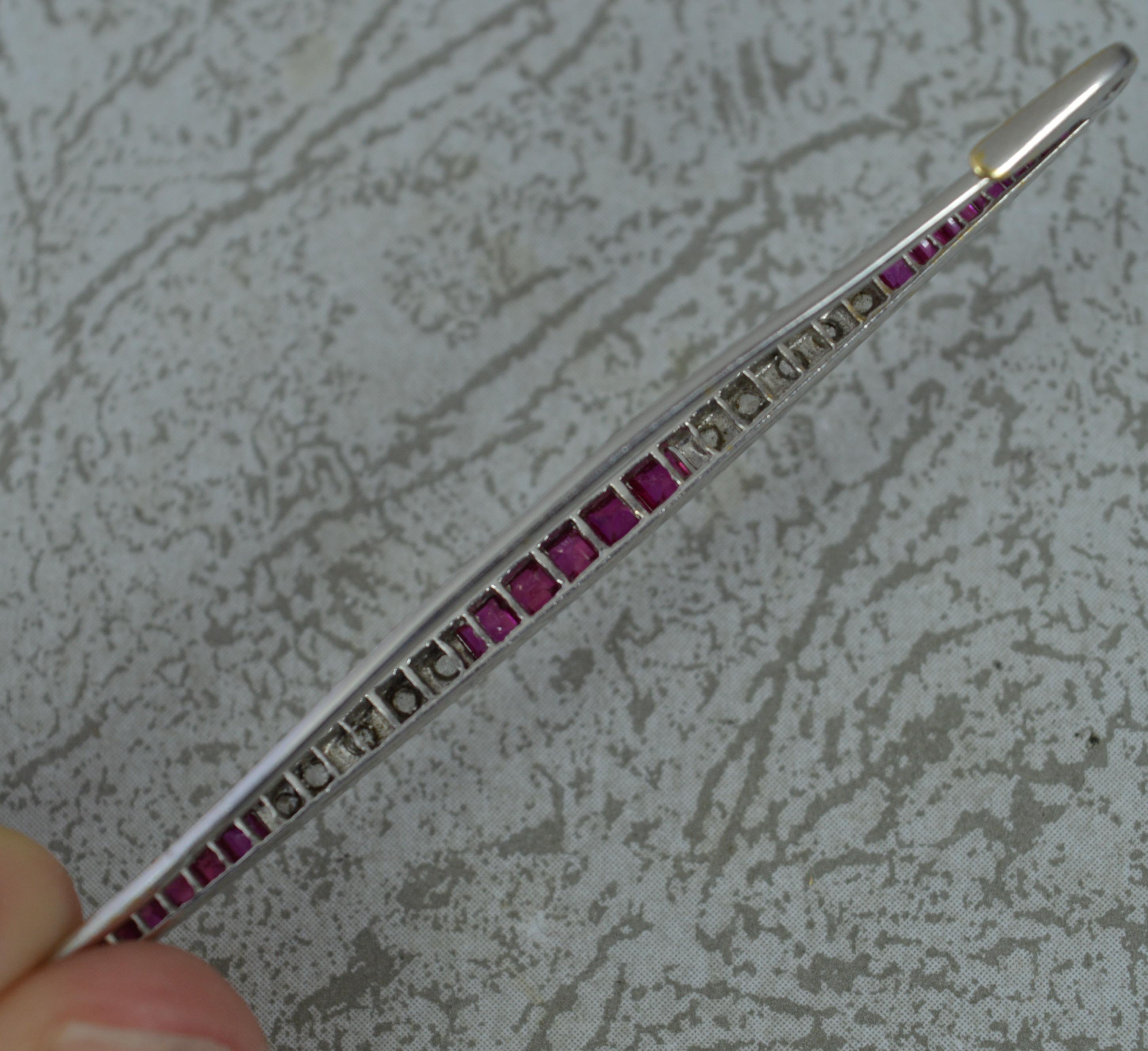 Broche en forme de barre Art déco en or blanc 18 carats avec rubis taille princesse et diamants taille rose 1