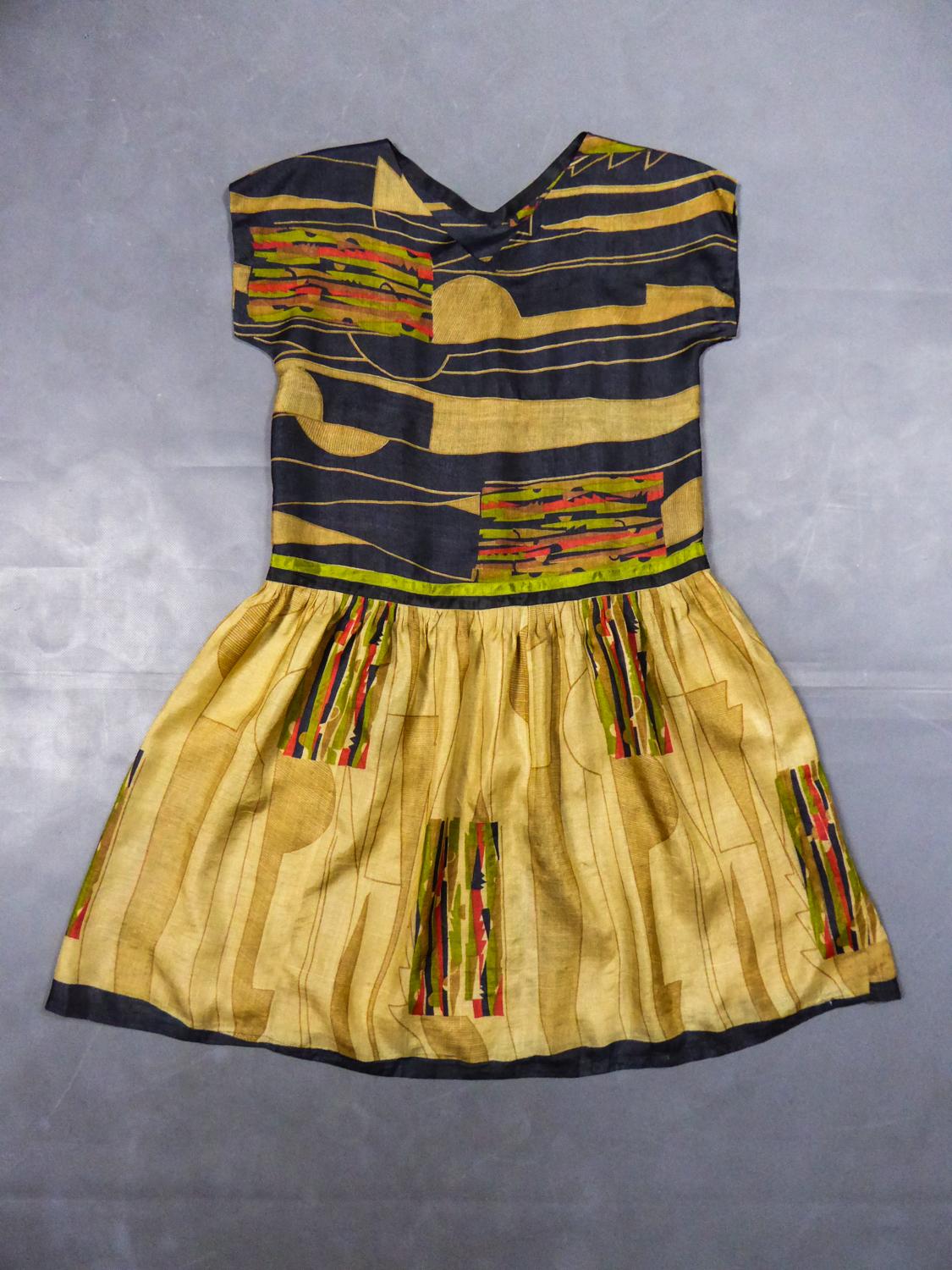 Circa 1915/1925
France or Europe

Rare Art Deco Dress in printed silk ponge with geometric and random patterns in shades of black, gold, green and red in the style of Sonia Delaunay and dating from 1915/1925 years. Dress with small sleeves and