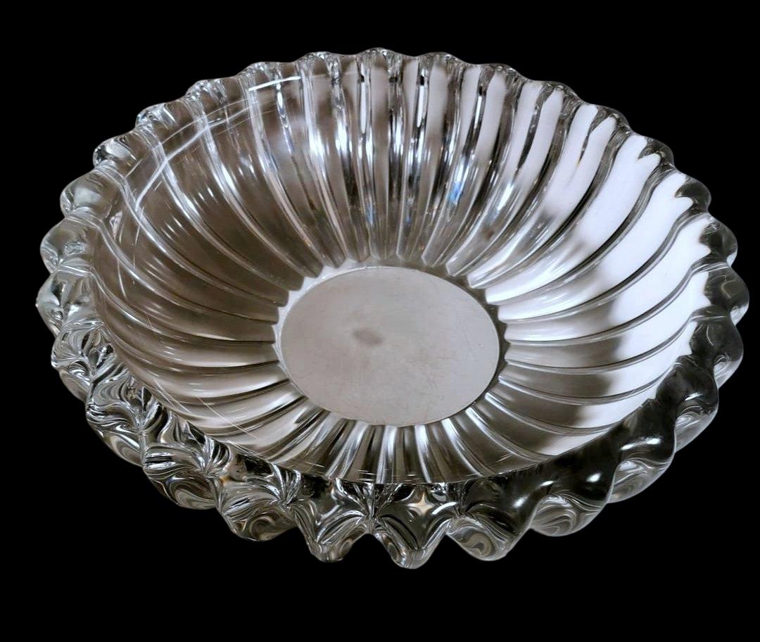 We kindly suggest you read the whole description, because with it we try to give you detailed technical and historical information to guarantee the authenticity of our objects.
Original and iconic molded glass bowl (or pocket emptier); its shape is