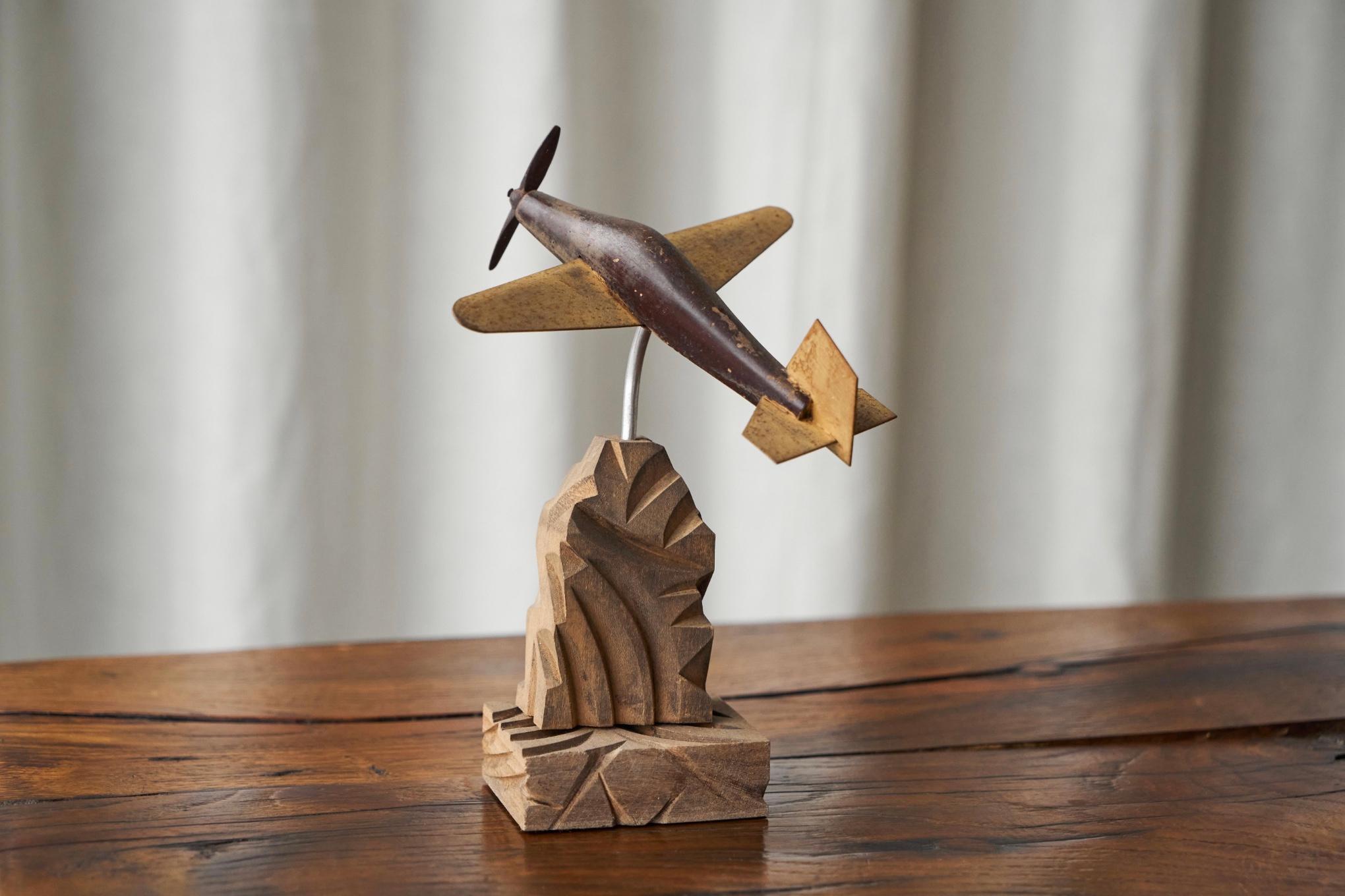 Avion à hélice Art Déco en bois sculpté et métal

Parfois, on trouve une pièce qui convient parfaitement.... Cet avion à hélice Art déco est un merveilleux exemple d'objet amusant et esthétique. Bien réalisé en bois et en métal, il est placé dans