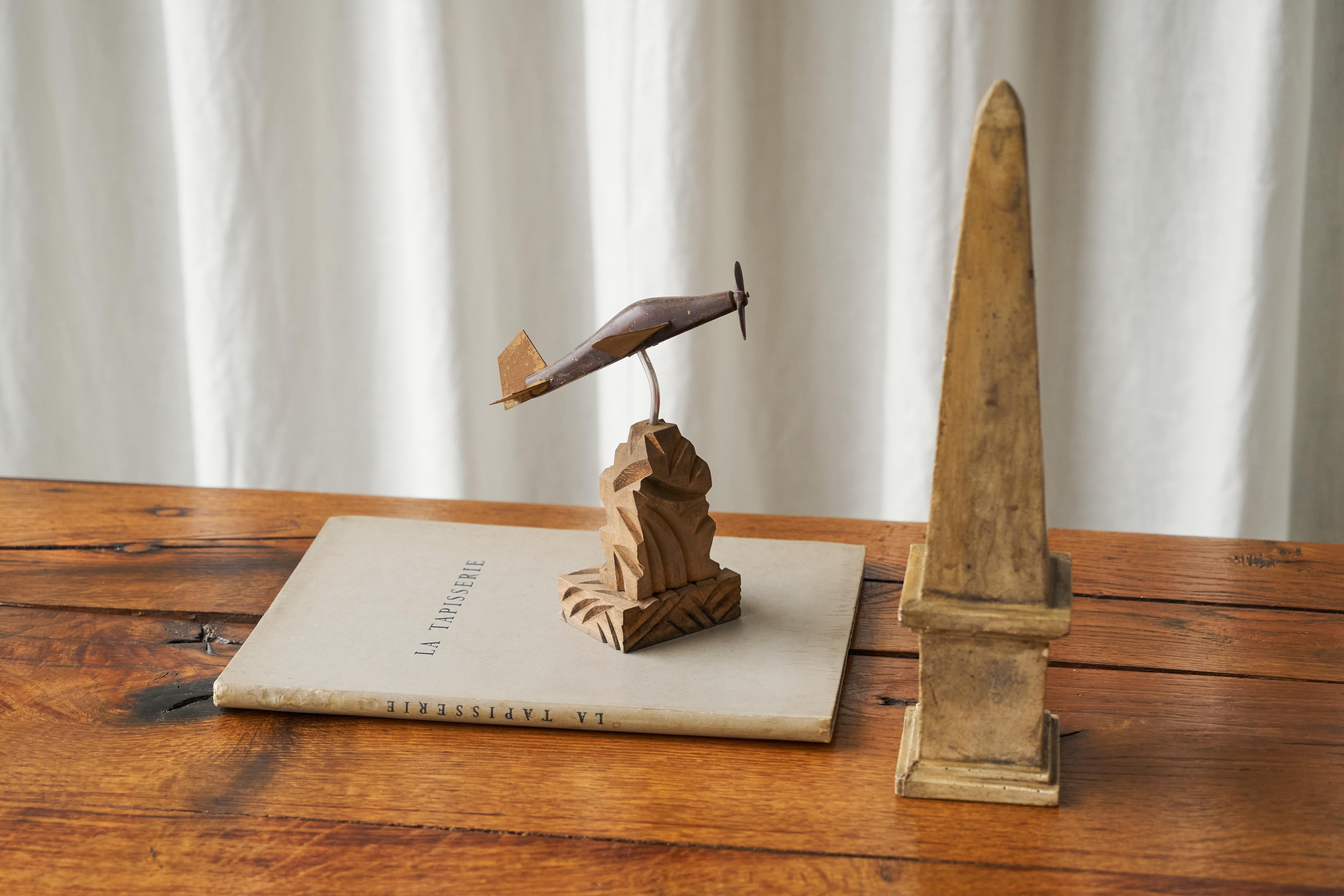 Art Deco Propellerflugzeug aus geschnitztem Holz und Metall (Art déco) im Angebot