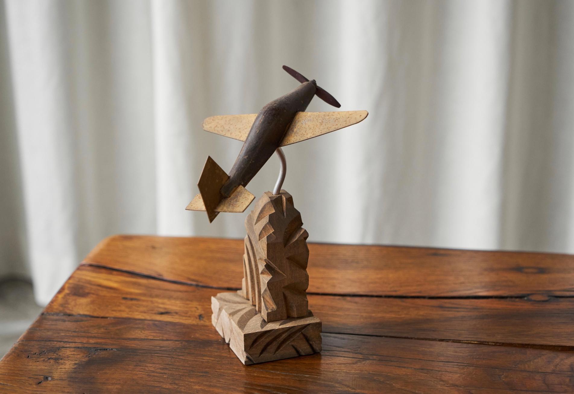 Artisanat Avion à hélice Art Déco en bois sculpté et métal en vente