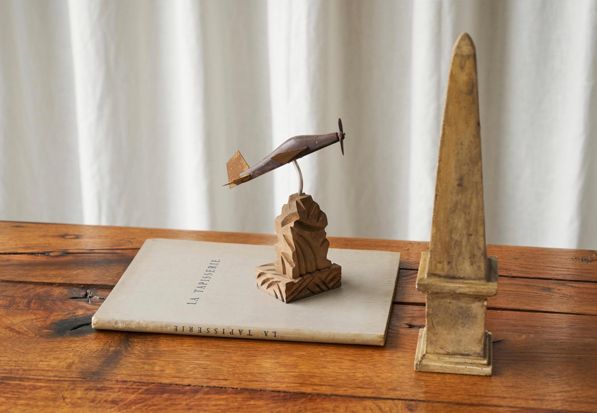 Européen Avion à hélice Art Déco en bois sculpté et métal en vente