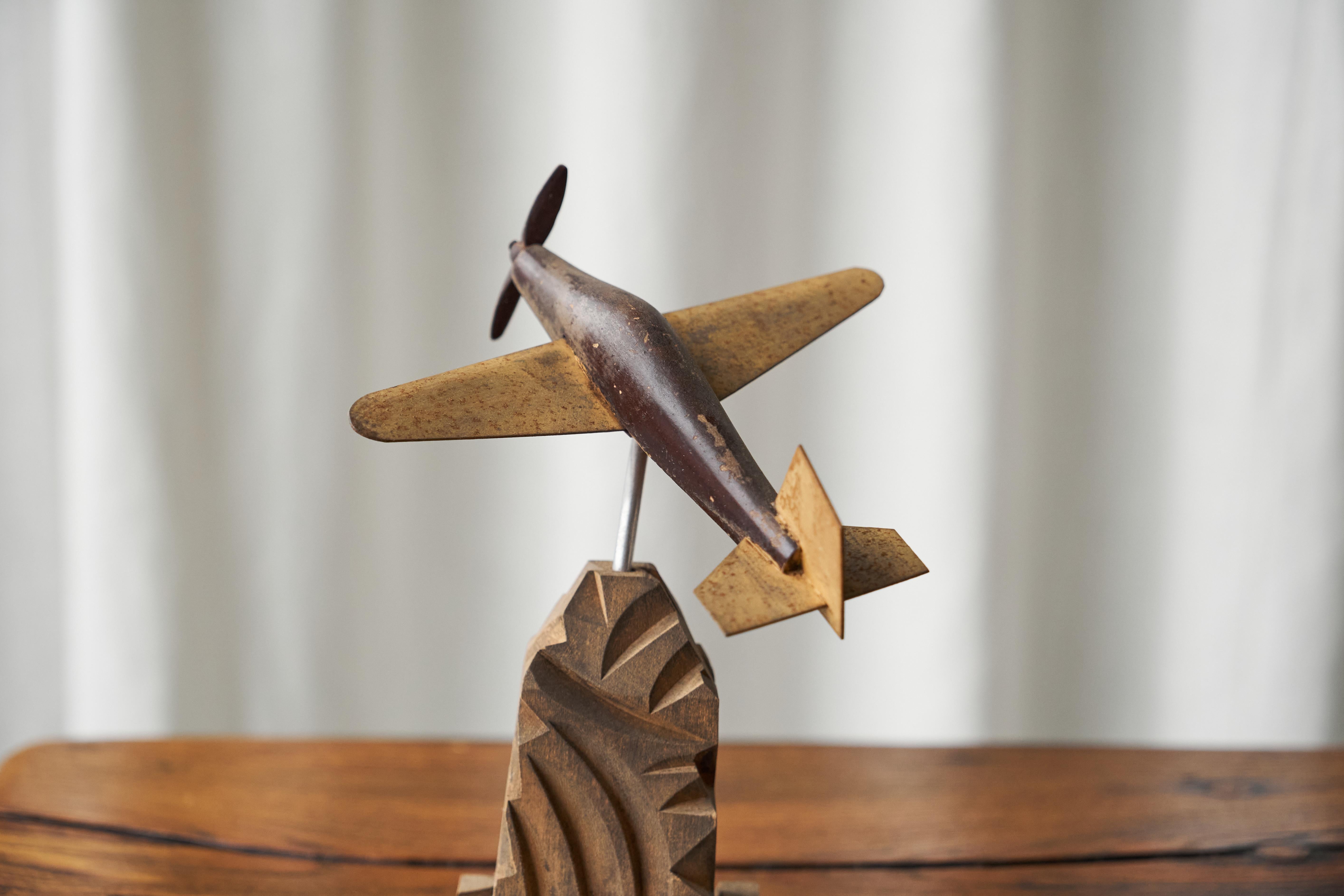 Art Deco Propeller Plane in Carved Wood and Metal In Good Condition For Sale In Tilburg, NL