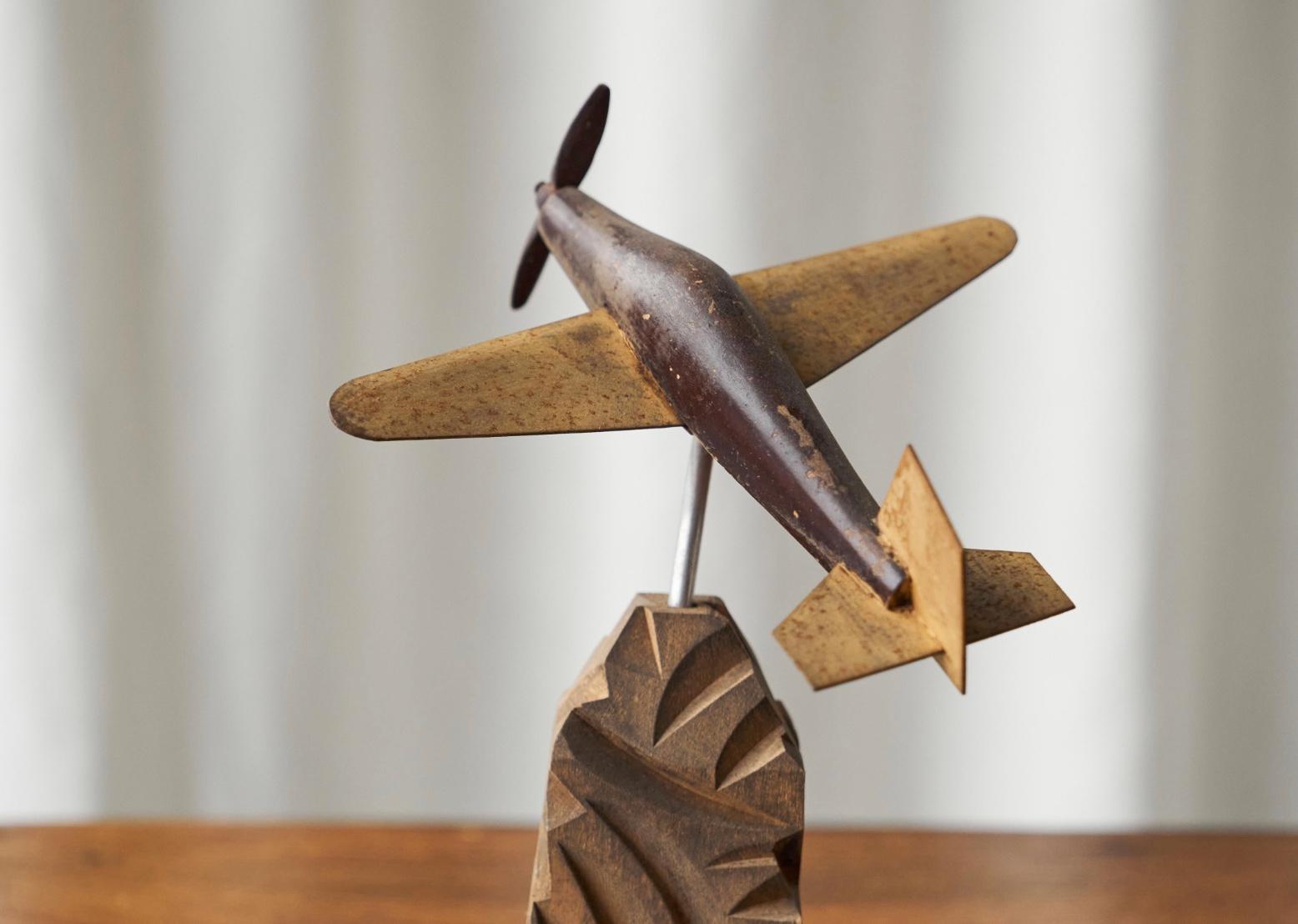 Avion à hélice Art Déco en bois sculpté et métal Bon état - En vente à Meer, VAN